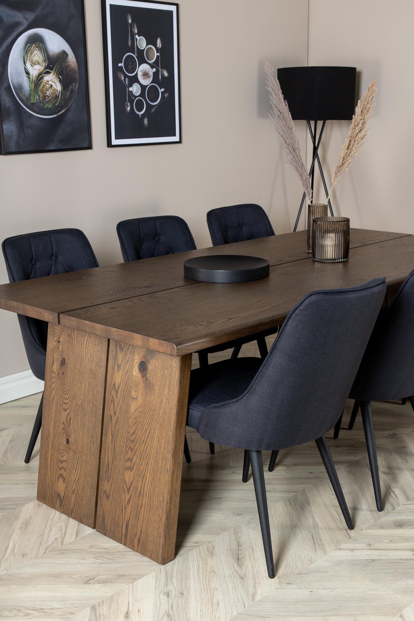 Erleben Sie das Logger Esszimmerset von Venture Home: Ein eleganter 210 cm Esstisch mit rustikalem Charme und 6 komfortablen Velvet-Stühlen für unvergessliche Abende.