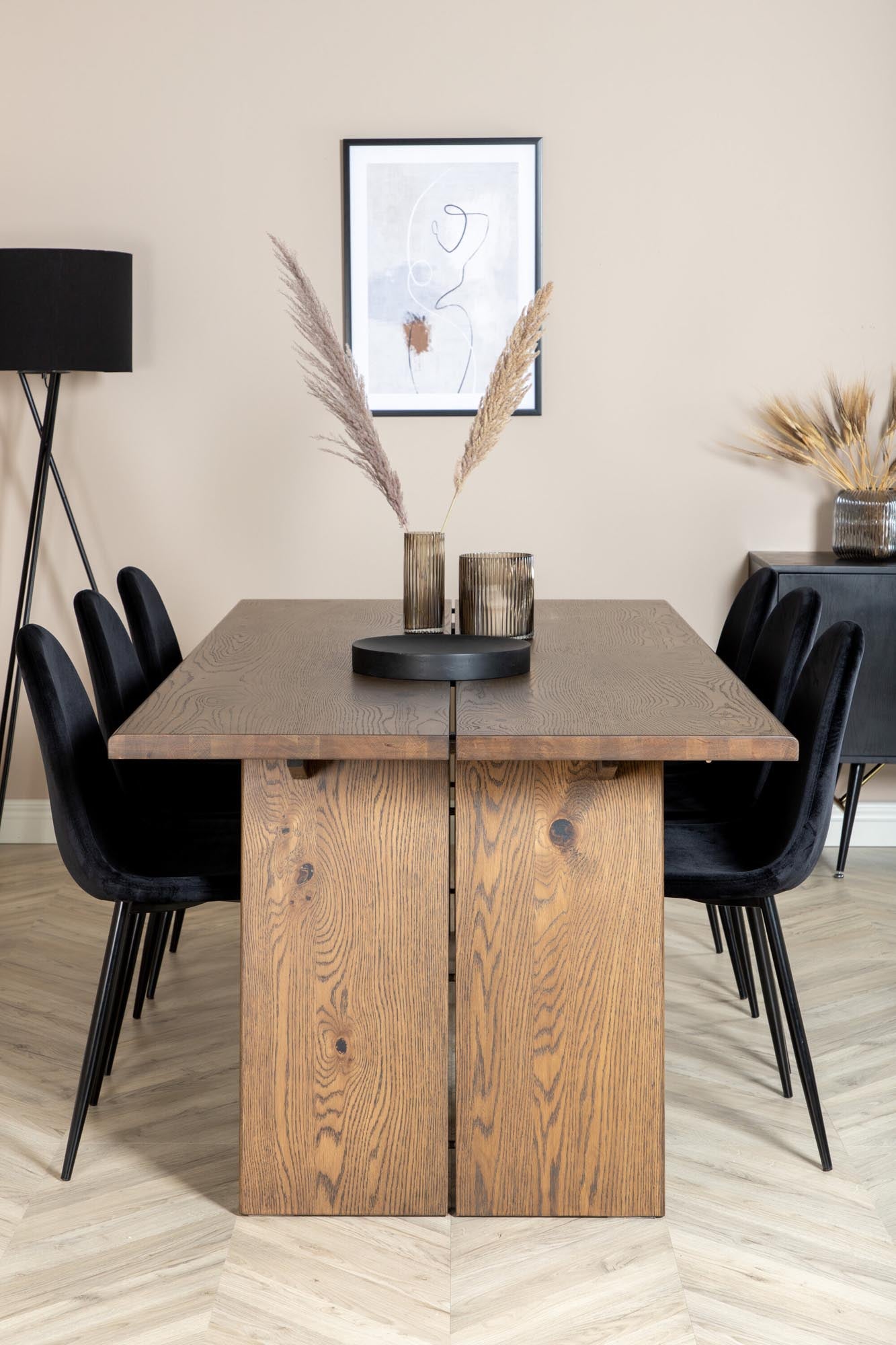 Rustikales Logger Esszimmerset mit ausziehbarem Tisch und bequemen Polar-Stühlen. Ideal für gesellige Abende und stilvolle Einrichtung.