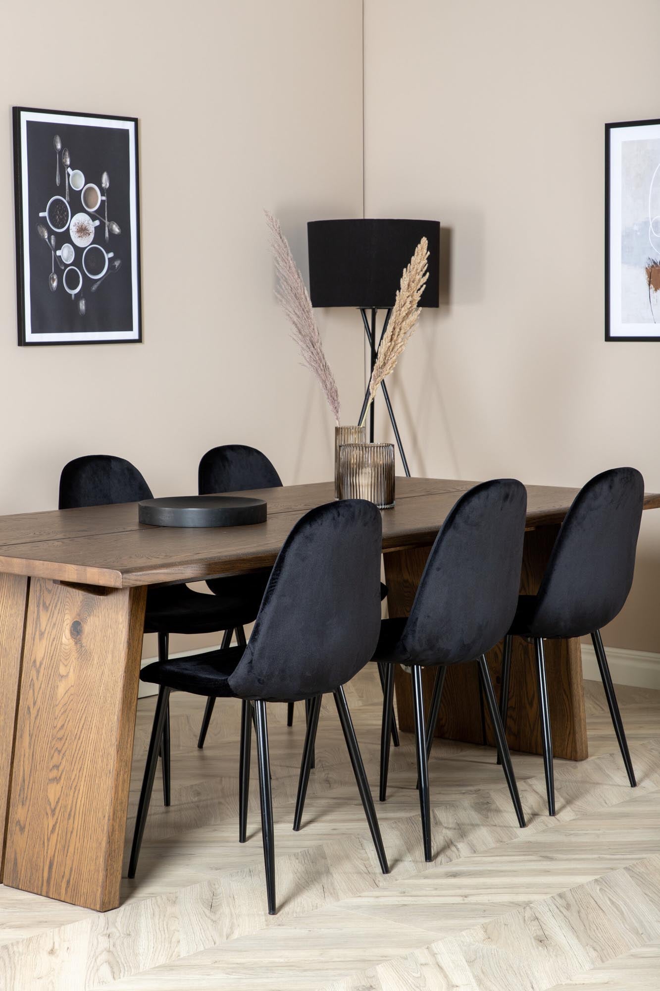 Elegantes Logger Esszimmerset mit 210 cm ausziehbarem Tisch und komfortablen Polar-Stühlen. Perfekt für gesellige Runden und stilvolle Akzente.