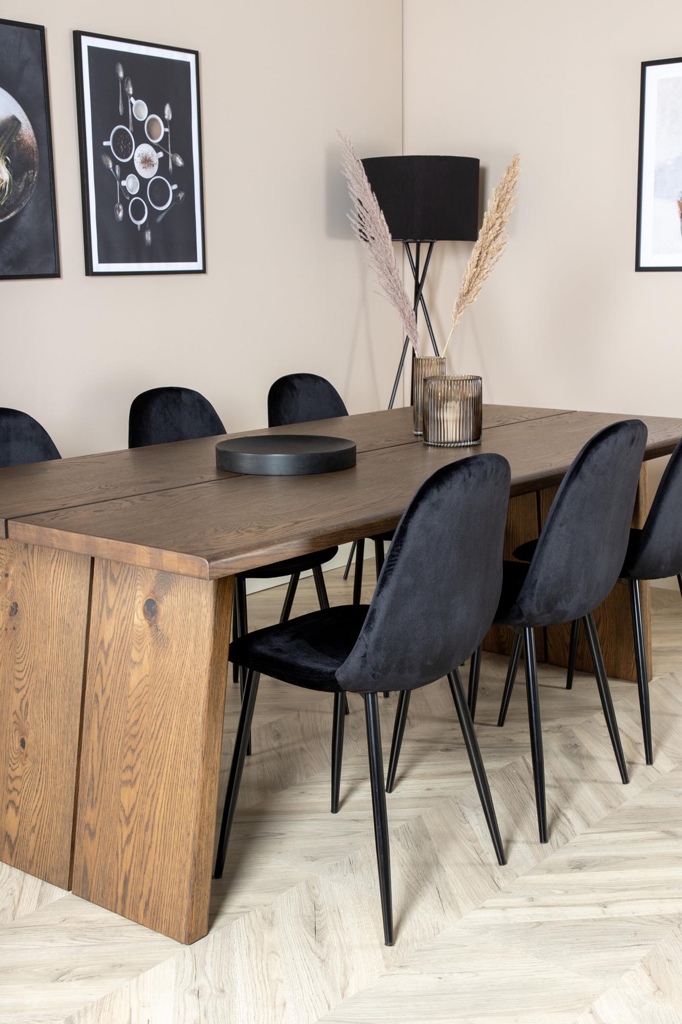 Elegantes Logger Esszimmerset für stilvolle Dinnerabende.