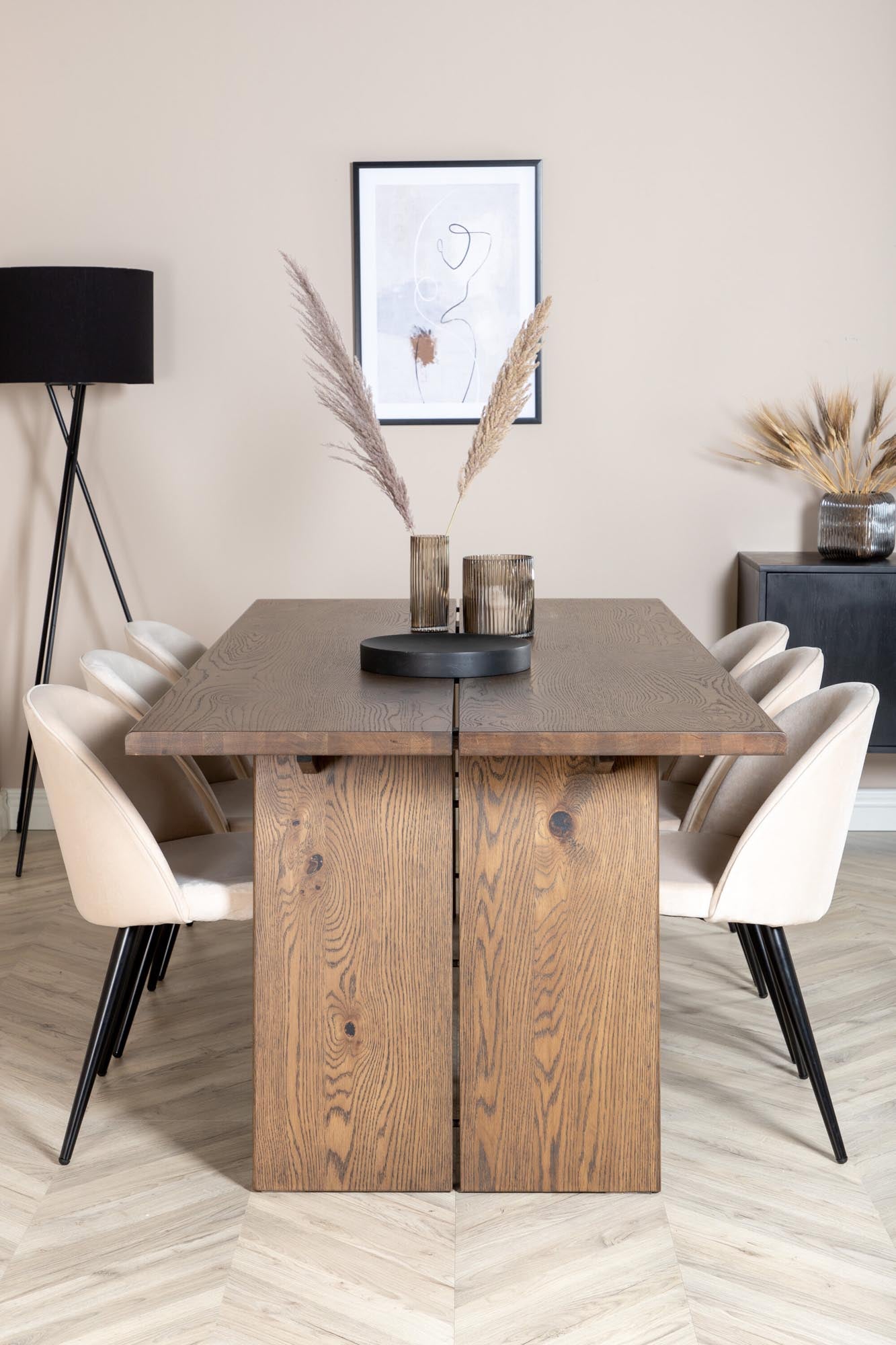 Logger Esszimmerset: Rustikaler Tisch & elegante Samtstühle, 210cm, stilvoll & komfortabel für moderne Haushalte.