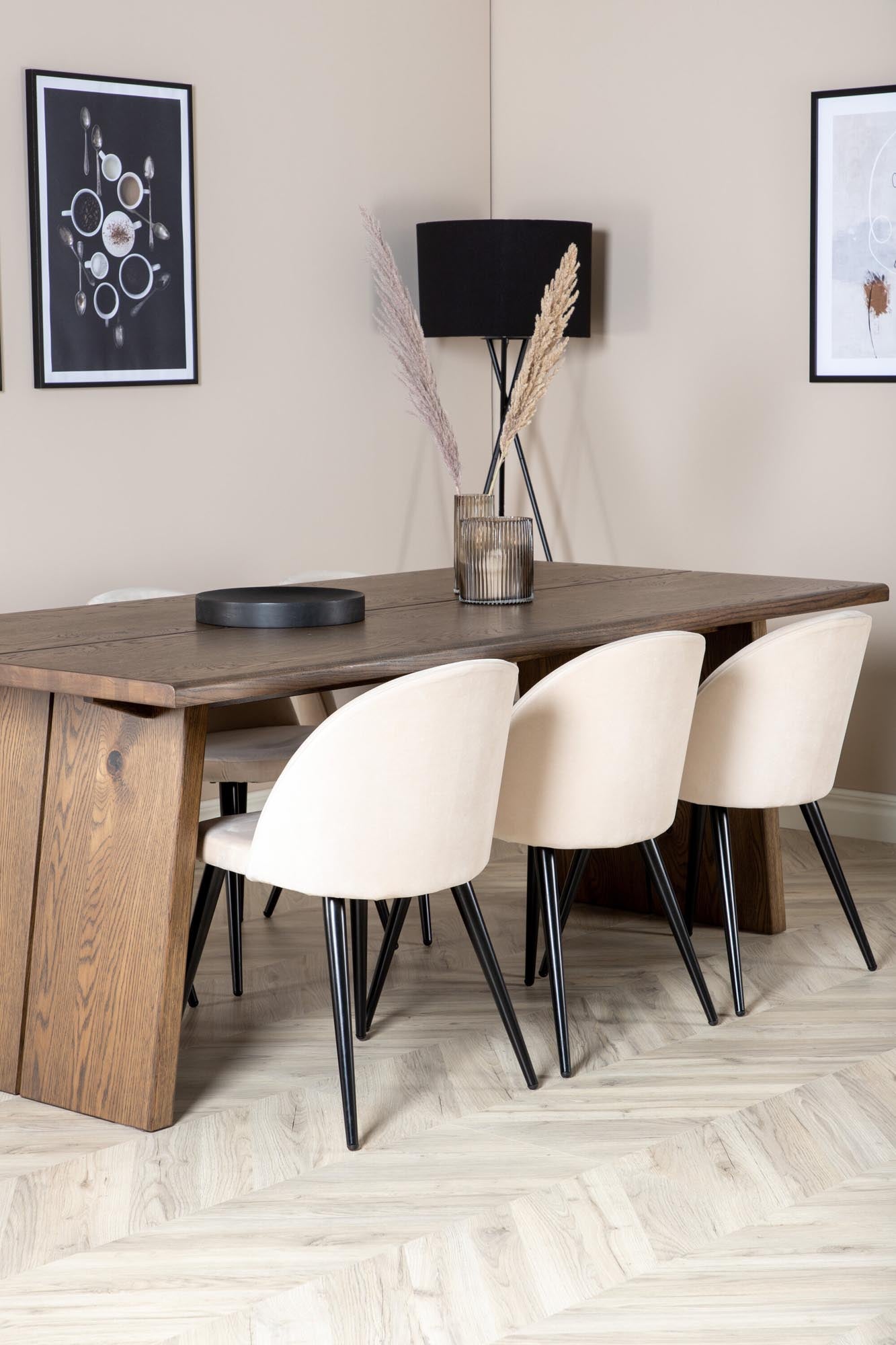 Logger Esszimmerset von Venture Home: Ausziehbarer Tisch in Holzoptik mit luxuriösen Samtstühlen, ideal für gesellige Anlässe und stilvolle Essbereiche.