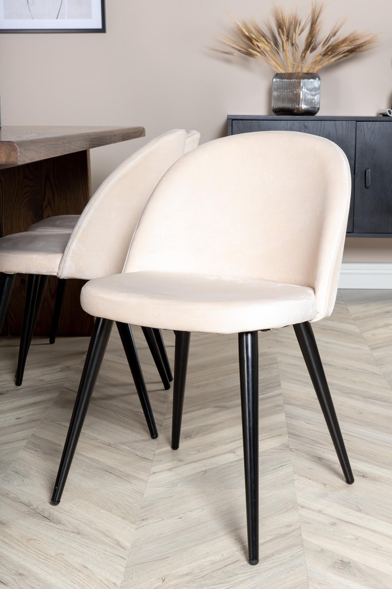 Logger Esszimmerset von Venture Home: Rustikaler Esstisch kombiniert mit eleganten Samtstühlen, perfekt für moderne Esszimmer und gesellige Runden.