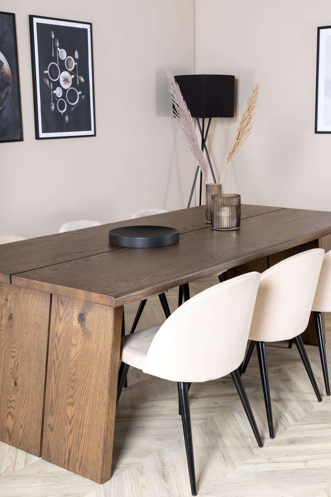 Logger Esszimmerset von Venture Home: Ausziehbarer Esstisch in Holzoptik und luxuriöse Samtstühle, ideal für stilvolle Essbereiche.