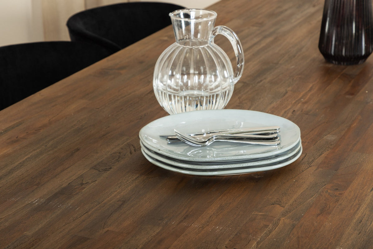 Esszimmerset Padang mit Arrow Stühlen: schwarzer Stahltisch mit Teak-Tischplatte, Stühle mit Messing-Pulverbeschichtung und Polyester-Samt-Bezug.