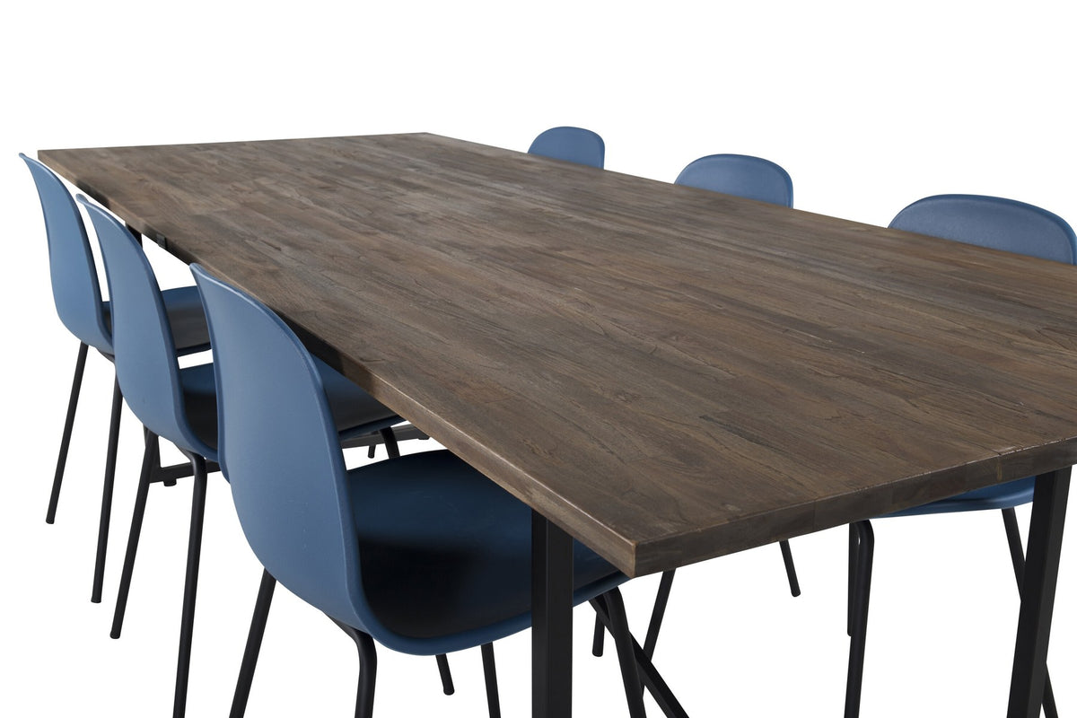 Esstisch Padang mit Teak-Tischplatte in Natur und Stahlbeinen, kombiniert mit blauen Arctic Stühlen mit schwarz pulverbeschichtetem Gestell.