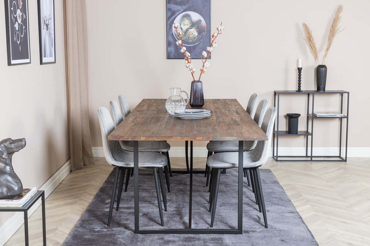 Esstisch mit Teak-Tischplatte in Natur und Stahlgestell, dazu Stühle mit schwarzem Stahlrahmen und grauem Polyester-Samt-Bezug.