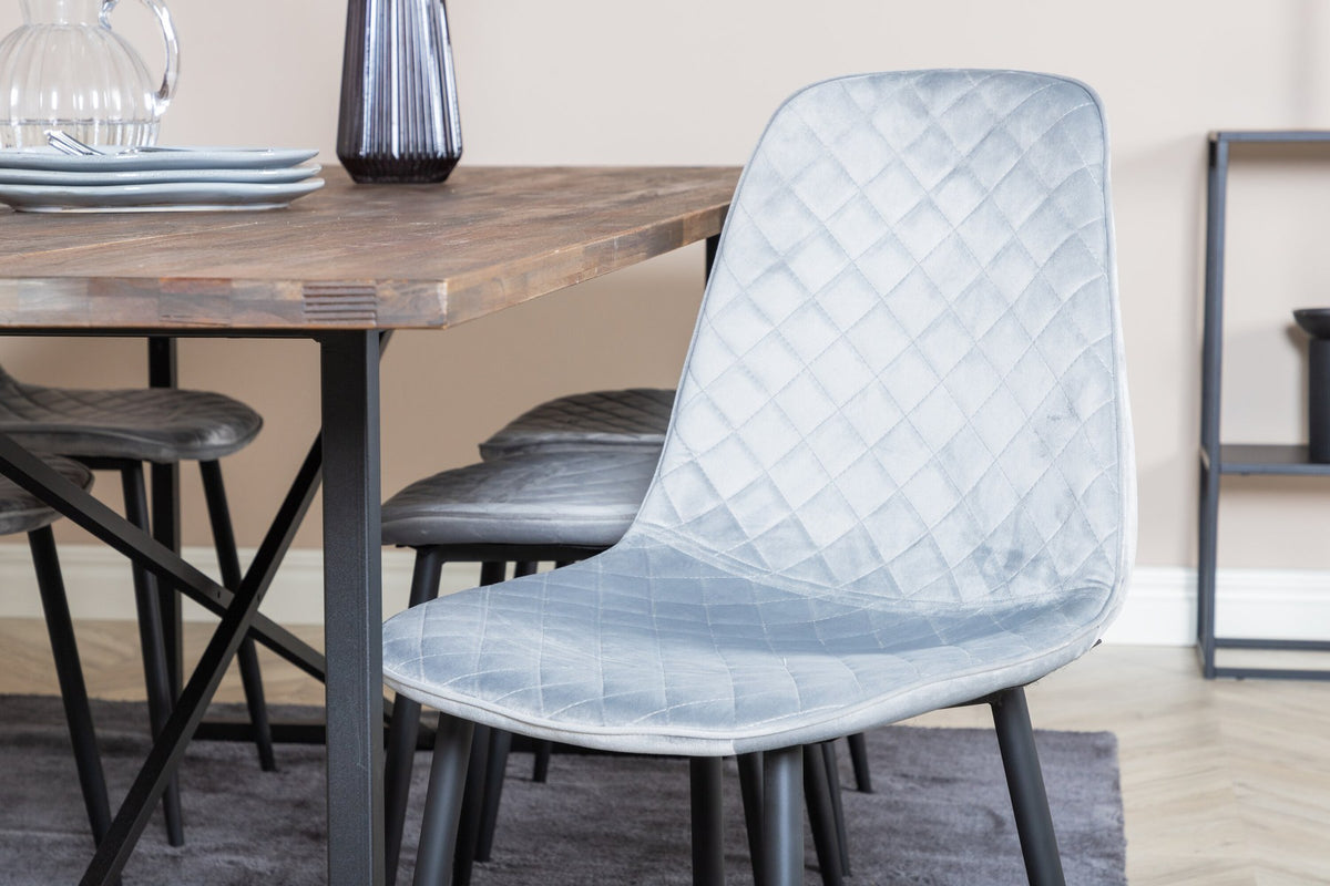 Esstisch mit Teak-Tischplatte in Natur und Stahlgestell, dazu Stühle mit schwarzem Stahlrahmen und grauem Polyester-Samt-Bezug.