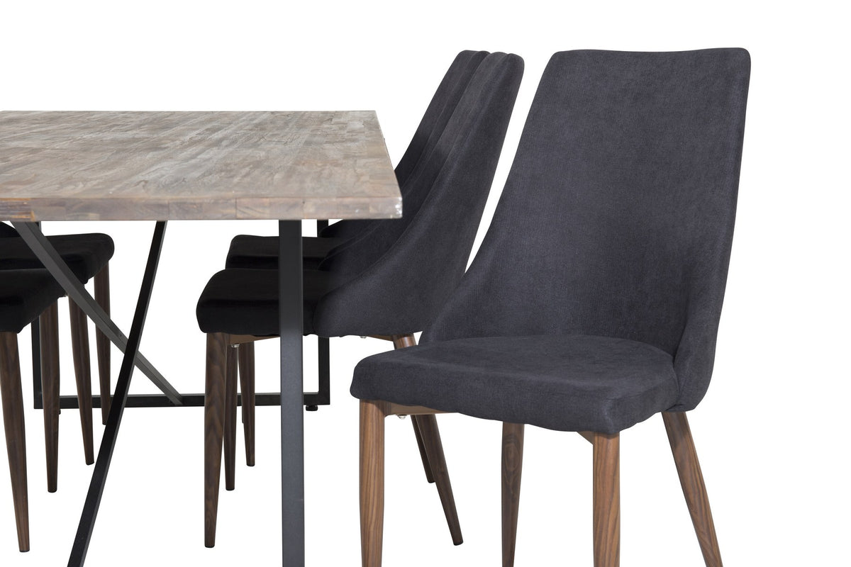 Zwei schwarze Esszimmerstühle mit Stahlgestell und Polsterbezug sowie rechteckiger Esstisch aus Teakholz mit Stahlbeinen, Farbe Natur.