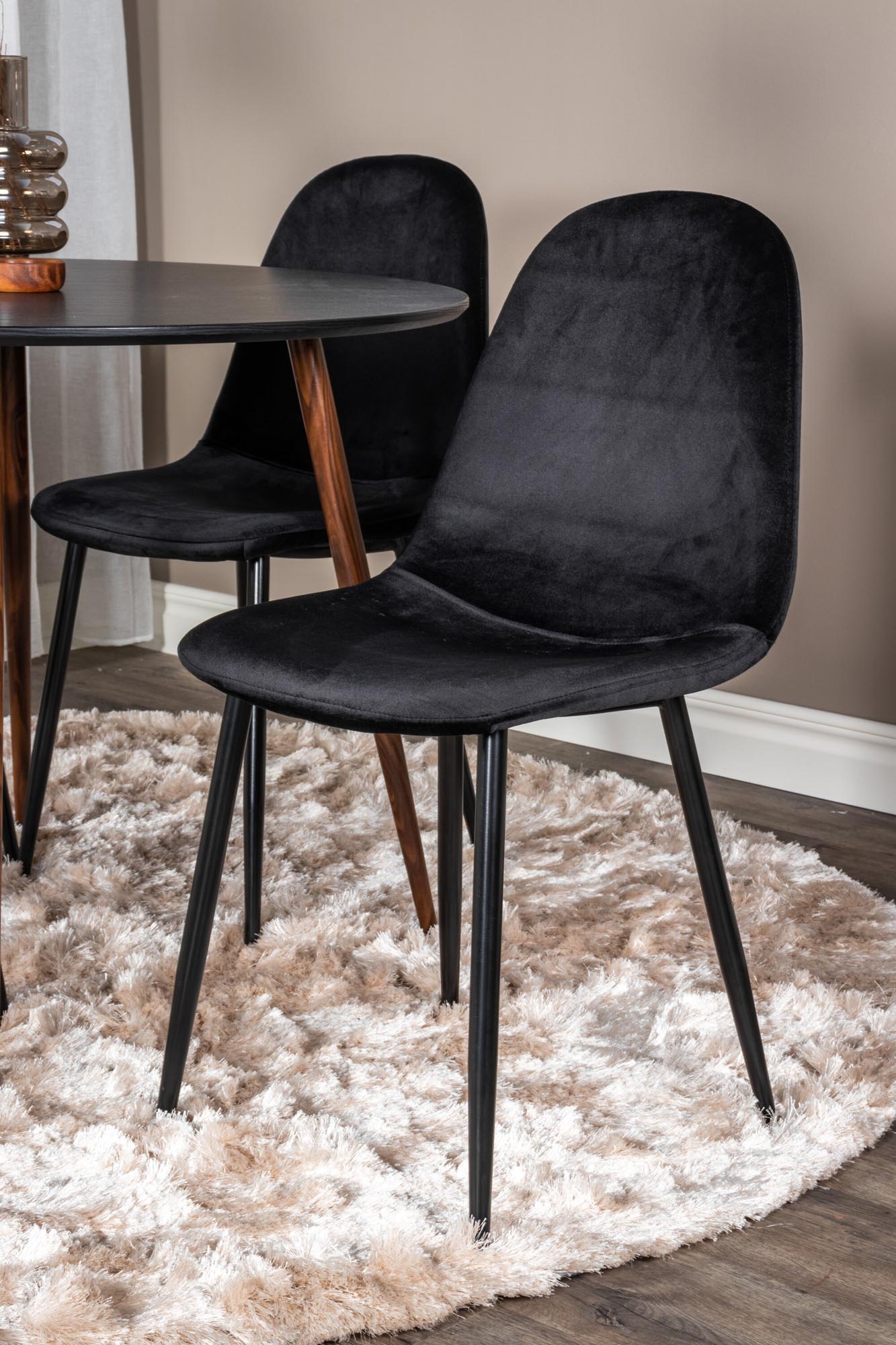 Entdecken Sie das Plaza Esszimmerset + Polar: Runder Tisch (⌀100cm) und 4 luxuriöse Samtstühle für gesellige Momente und stilvolles Ambiente.