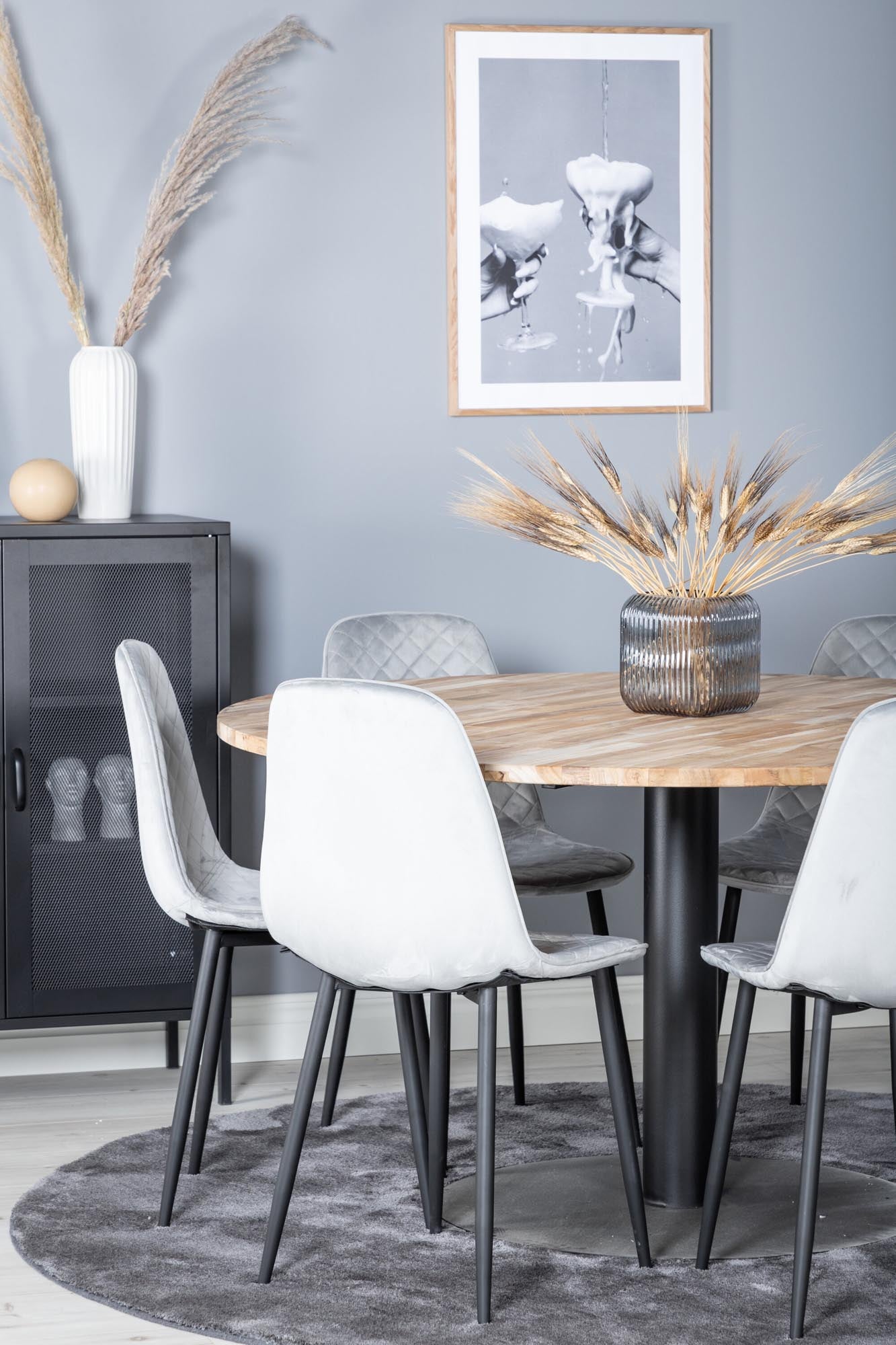 Elegantes Cirebon Esszimmerset mit rundem Tisch (⌀140cm) und 6 komfortablen Polar Stühlen aus Samt. Ideal für stilvolle Esszimmer und gesellige Runden.