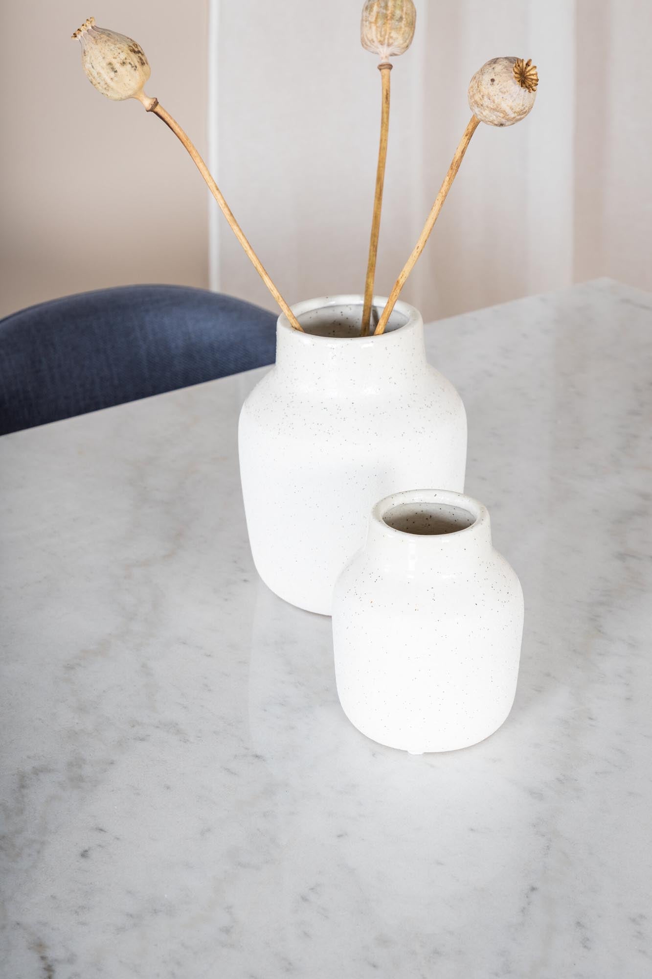 Erleben Sie das Estelle Esszimmerset von Venture Home: Ein 140 cm Esstisch und luxuriöse Velvet-Stühle für einladende Esszimmeratmosphäre.