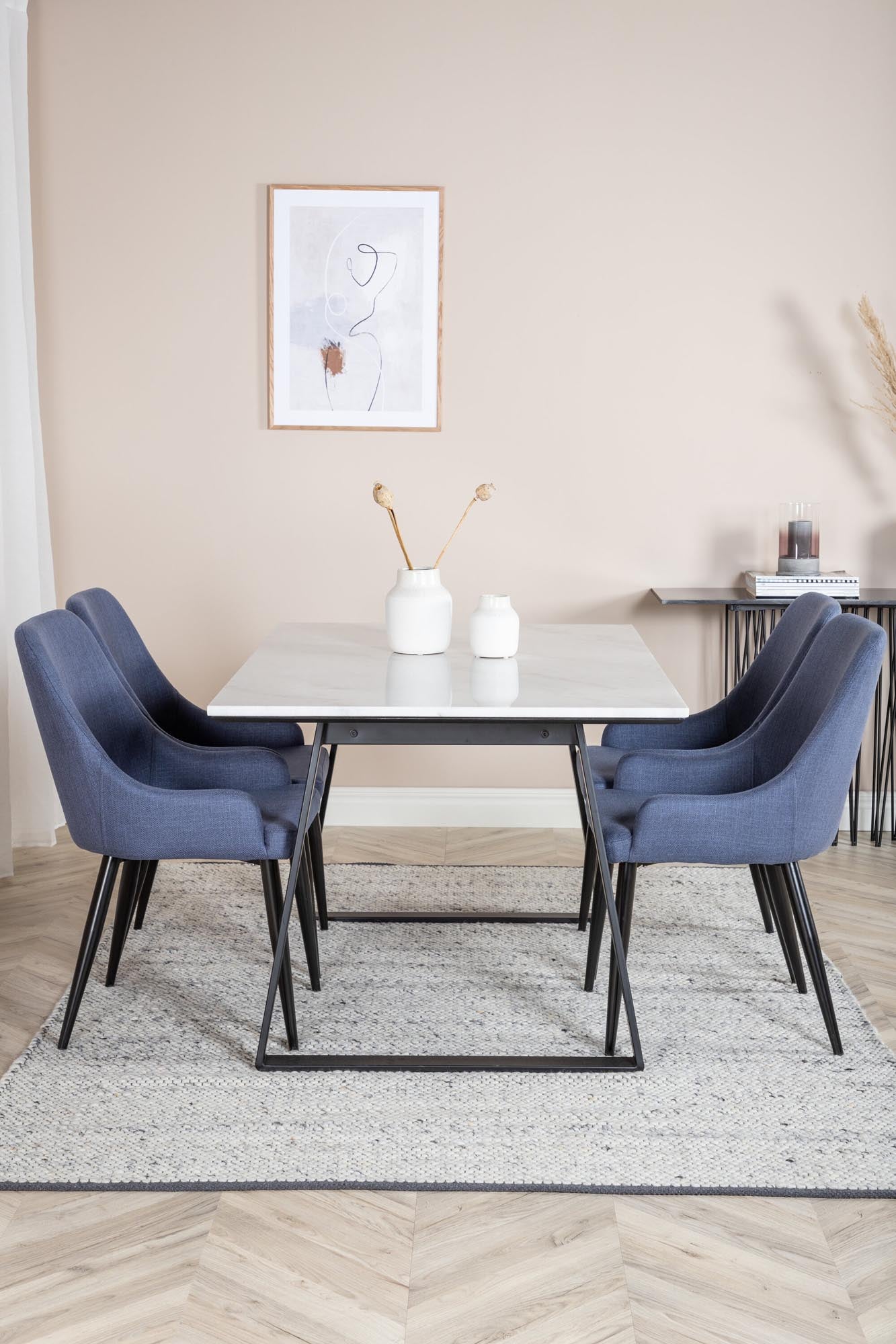 Elegantes Estelle Esszimmerset: Komfort und Stil vereint.