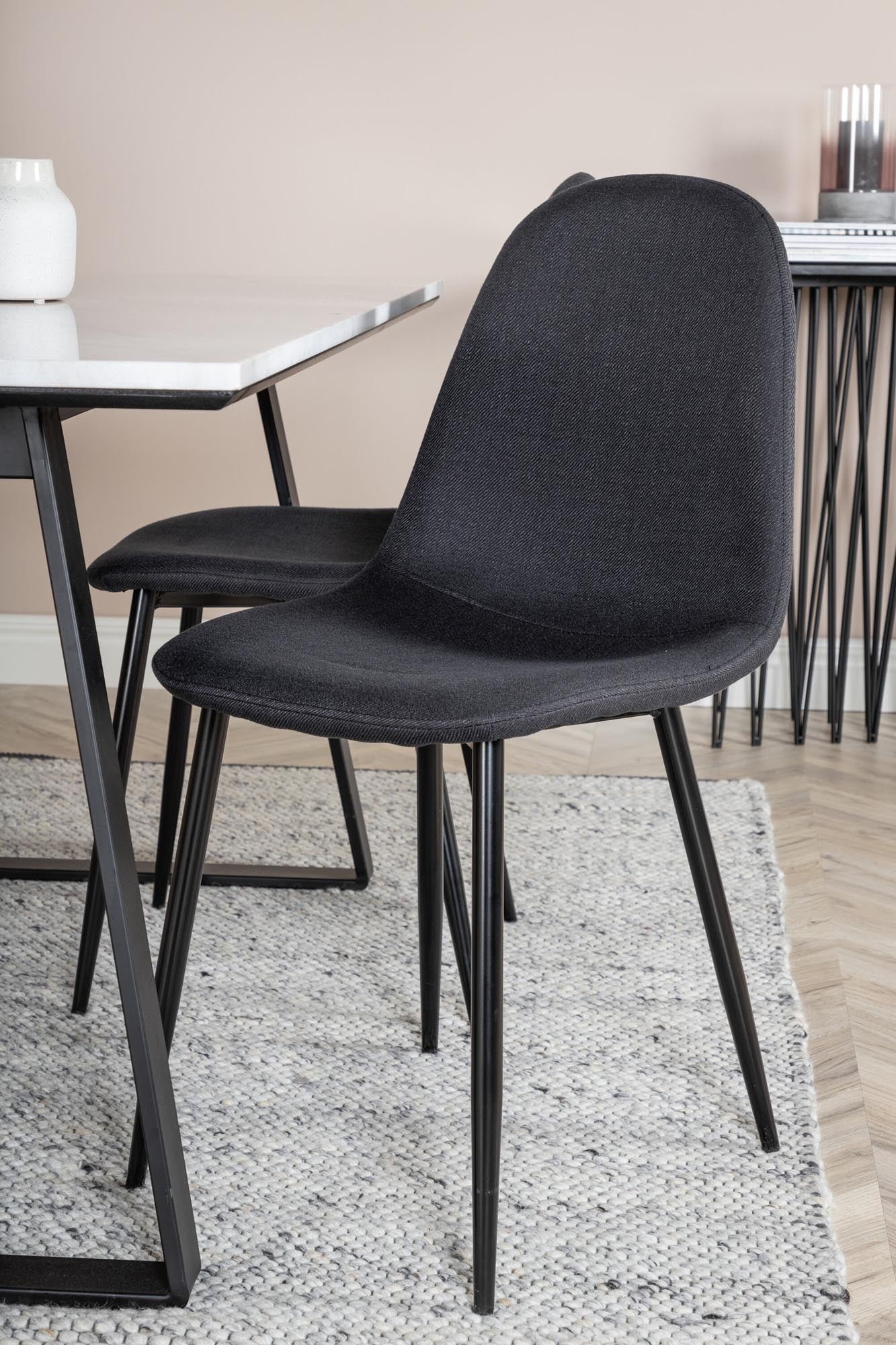 Estelle Esszimmerset + Polar 140cm/4St. in Schwarz präsentiert im Onlineshop von KAQTU Design AG. Esszimmerset ist von Venture Home