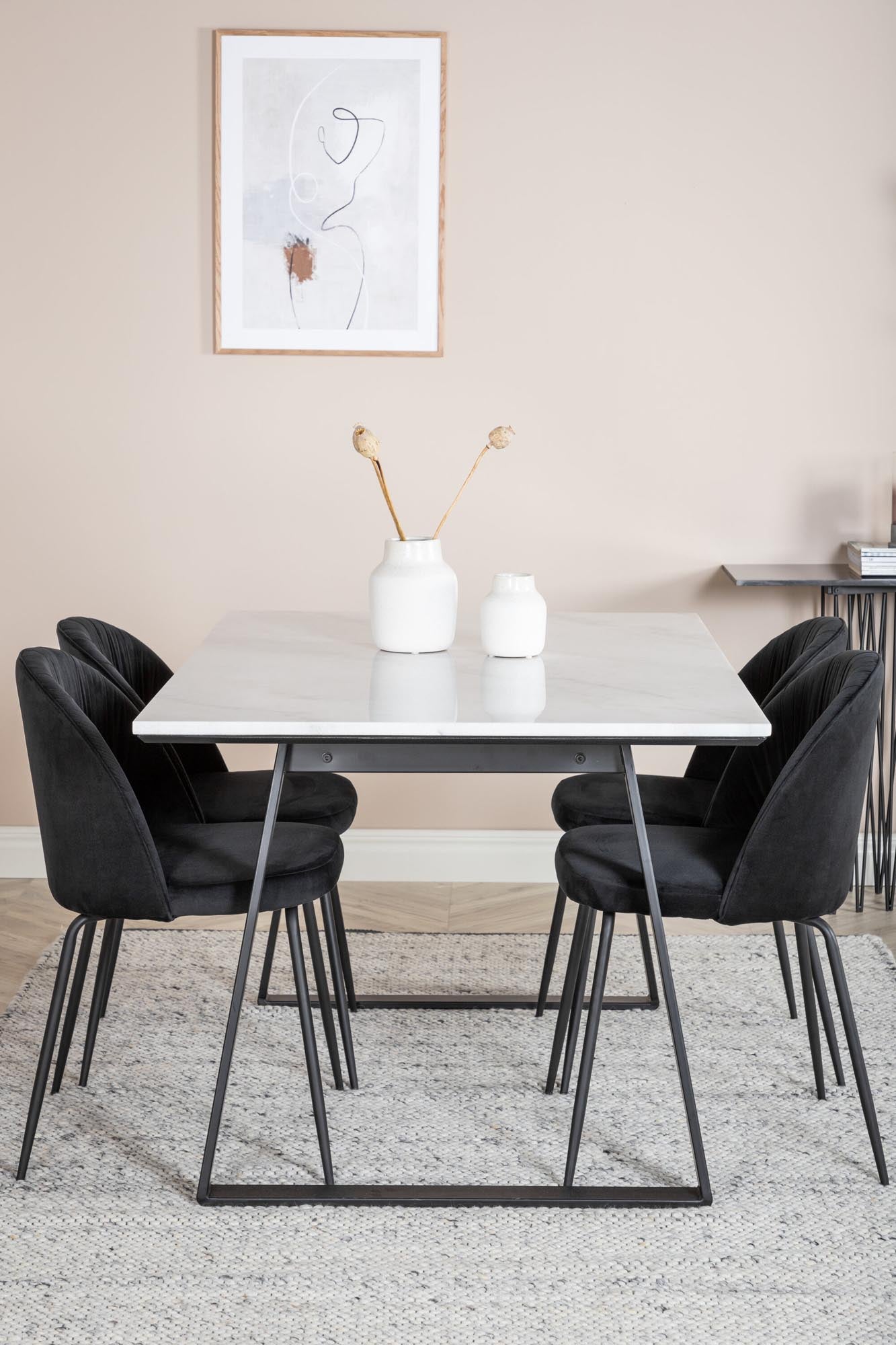 Entdecken Sie das stilvolle Esszimmerset Estelle von Venture Home: Moderner 140 cm Tisch und 4 luxuriöse Samtstühle für unvergessliche Momente.