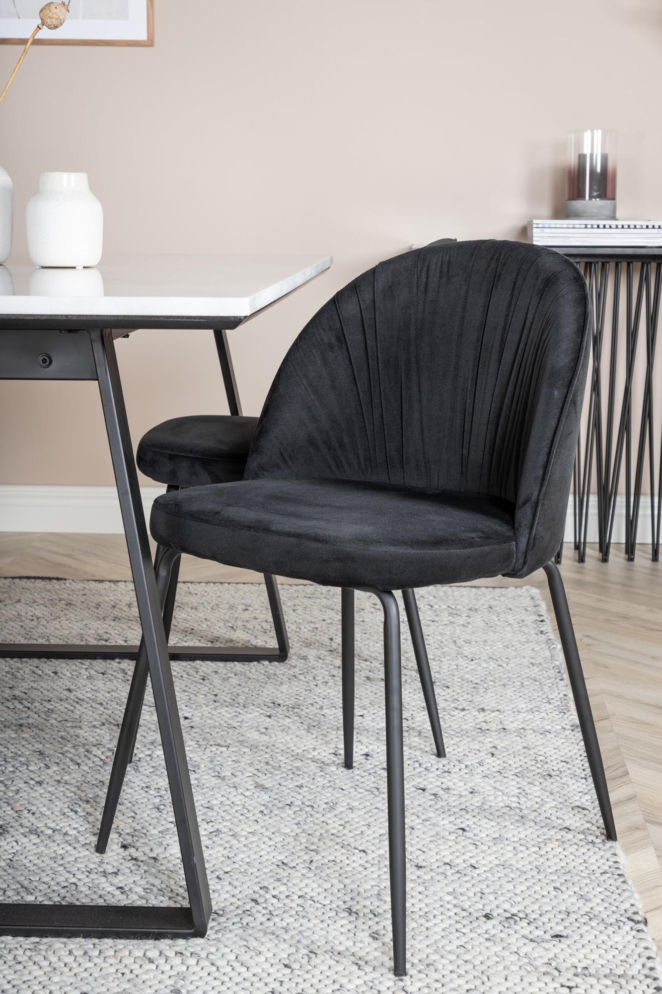 Entdecken Sie das Estelle Esszimmerset von Venture Home: Moderner Esstisch und bequeme Wrinkles Stühle für stilvolle Momente.