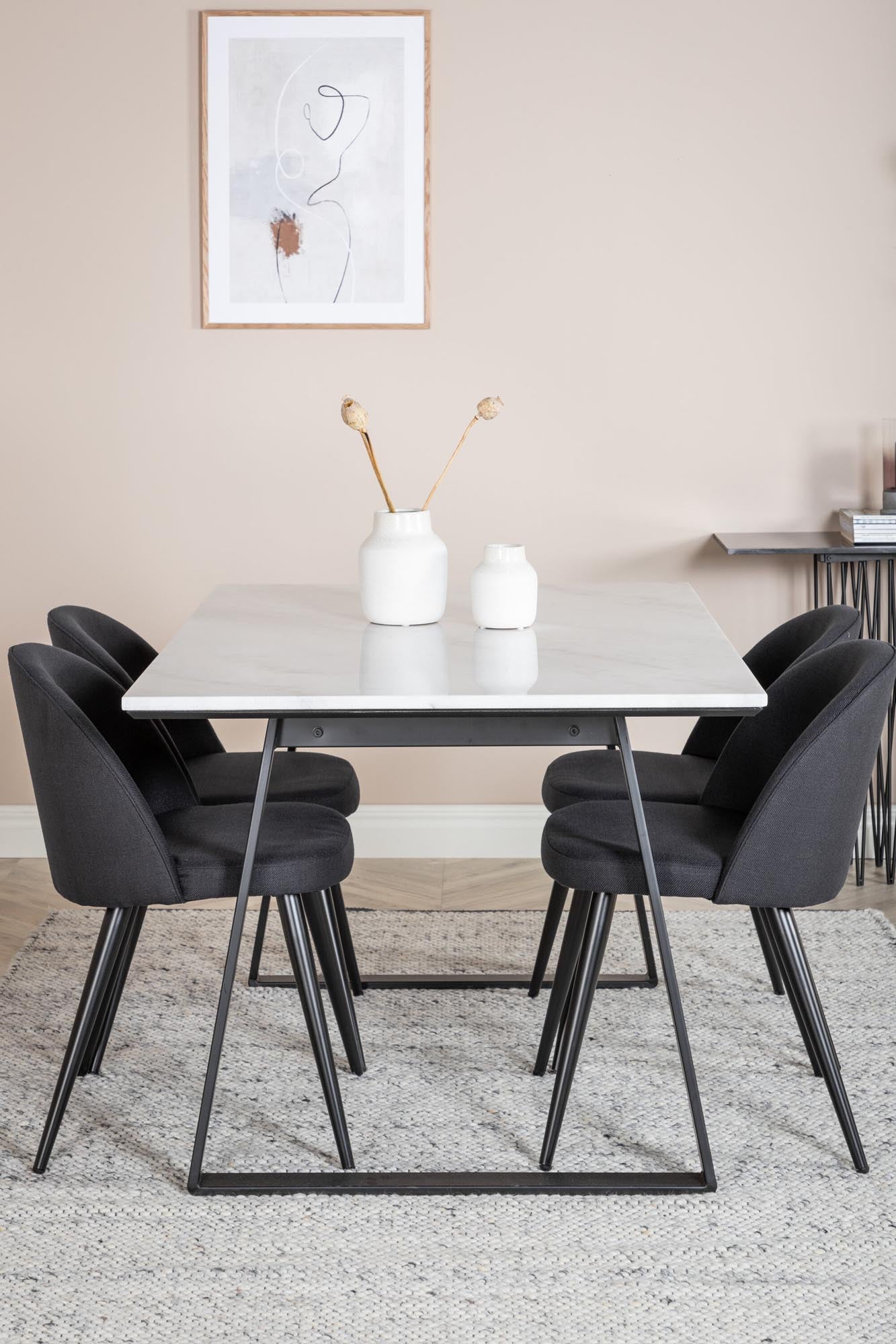 Entdecken Sie das Estelle Esszimmerset von Venture Home: 140 cm Esstisch und 4 elegante Velvet-Stühle für einladende Esszimmermomente.