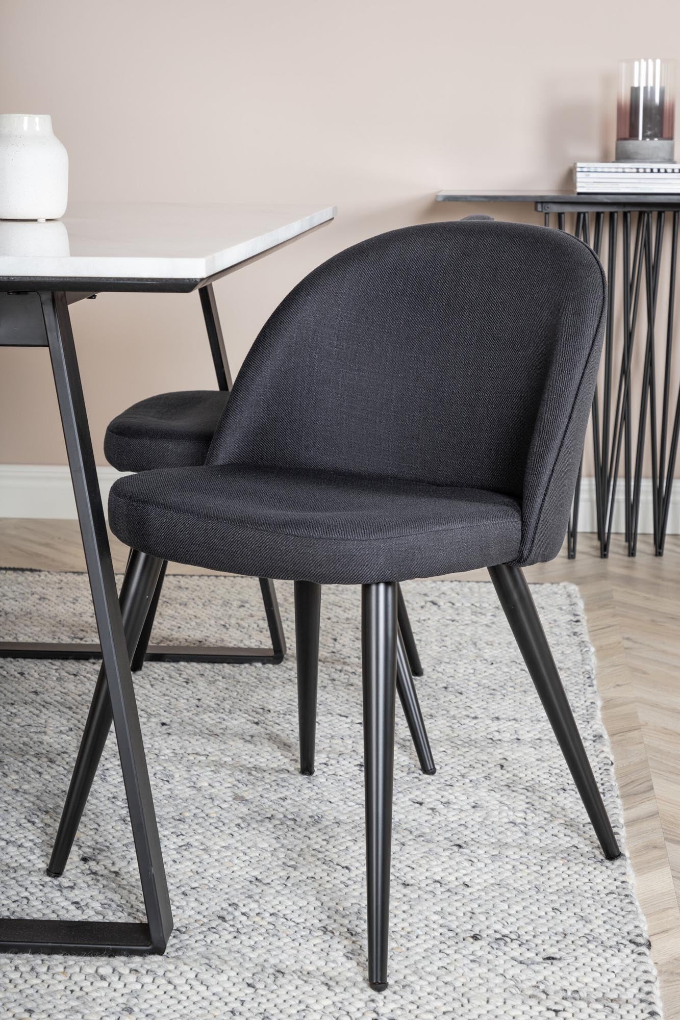 Entdecken Sie das Estelle Esszimmerset von Venture Home: Ein harmonisches Zusammenspiel aus modernem Design und rustikaler Eleganz, ideal für gesellige Runden.