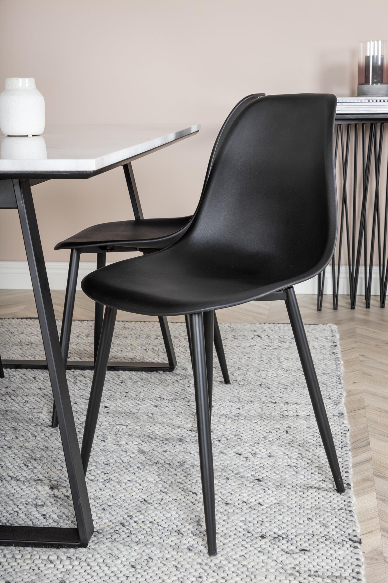 Estelle Esszimmerset + Polar 140cm/4St. in Schwarz präsentiert im Onlineshop von KAQTU Design AG. Esszimmerset ist von Venture Home
