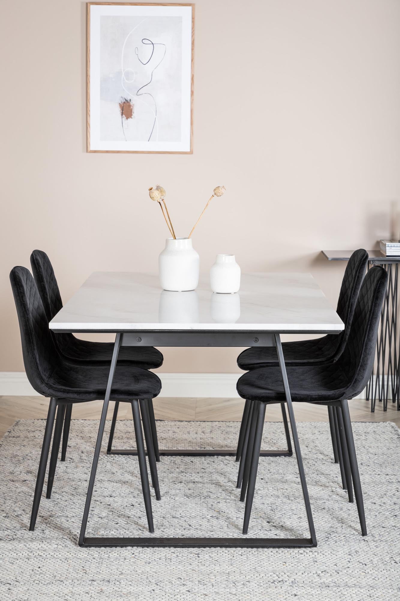 Stilvolles Esszimmerset Estelle + Polar: 140 cm Esstisch, 4 bequeme Samtstühle, perfekte Kombination aus Eleganz und Funktionalität für Ihr Zuhause.