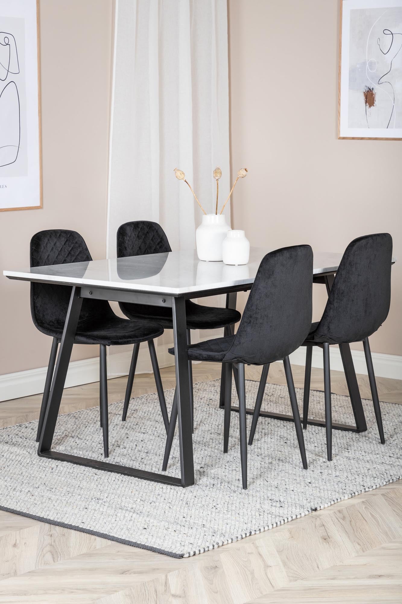 Elegantes Esszimmerset Estelle + Polar: 140 cm Tisch und 4 komfortable Samtstühle, ideal für gesellige Abende und modernes Wohnen.