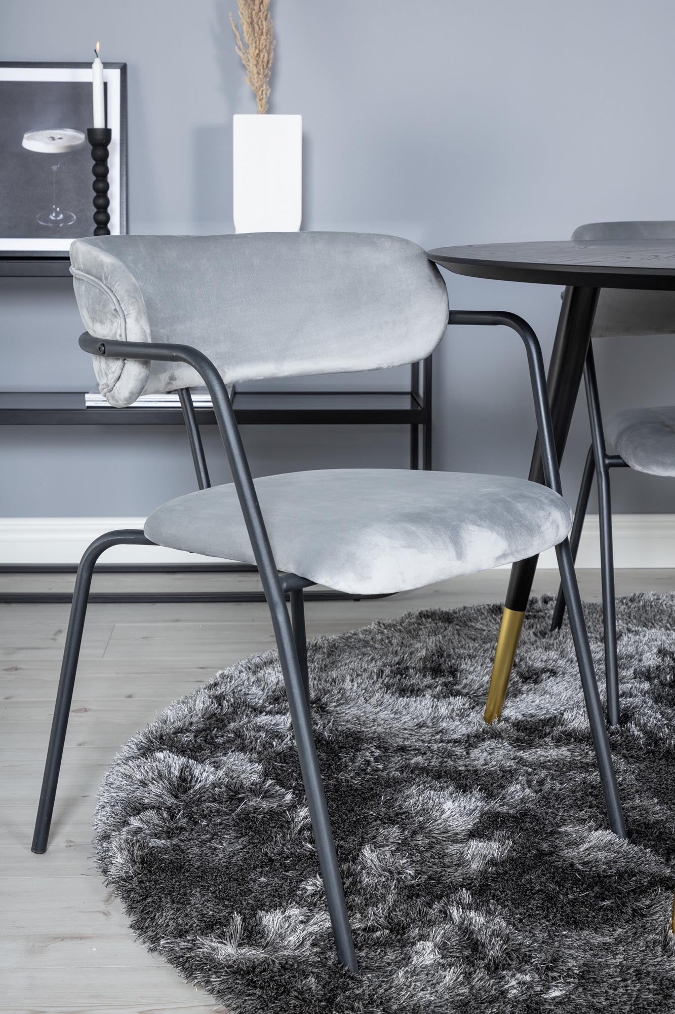 Entdecken Sie das Dipp Esszimmerset + Arrow von Venture Home: Moderner Esstisch und bequeme Samt-Stühle für gesellige Abende.