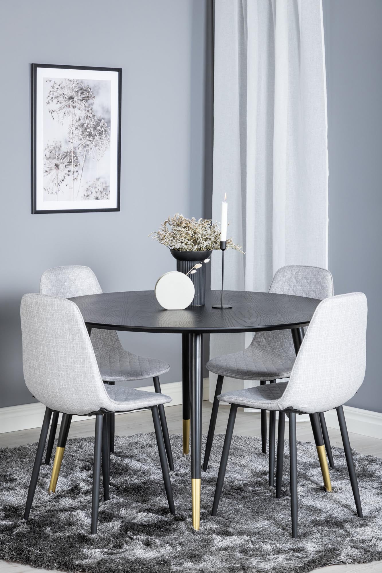 Stilvolles Dipp Esszimmerset + Polar für bis zu 4 Personen. Ergonomische Stühle und witterungsbeständiger Tisch für gemütliche Essmomente.