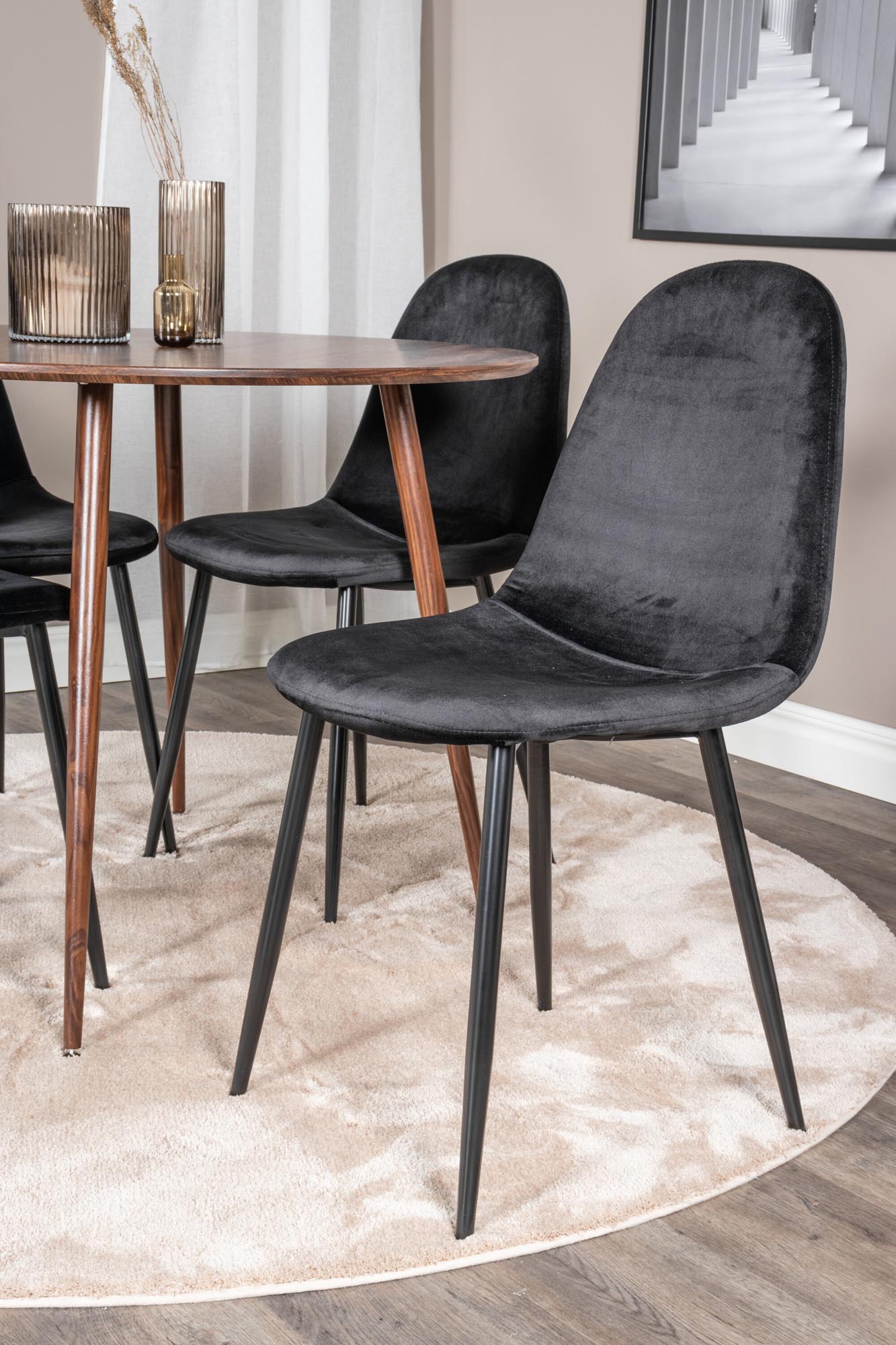 Plaza Esszimmerset + Polar ⌀100cm/4St. in Braun / Schwarz präsentiert im Onlineshop von KAQTU Design AG. Esszimmerset ist von Venture Home