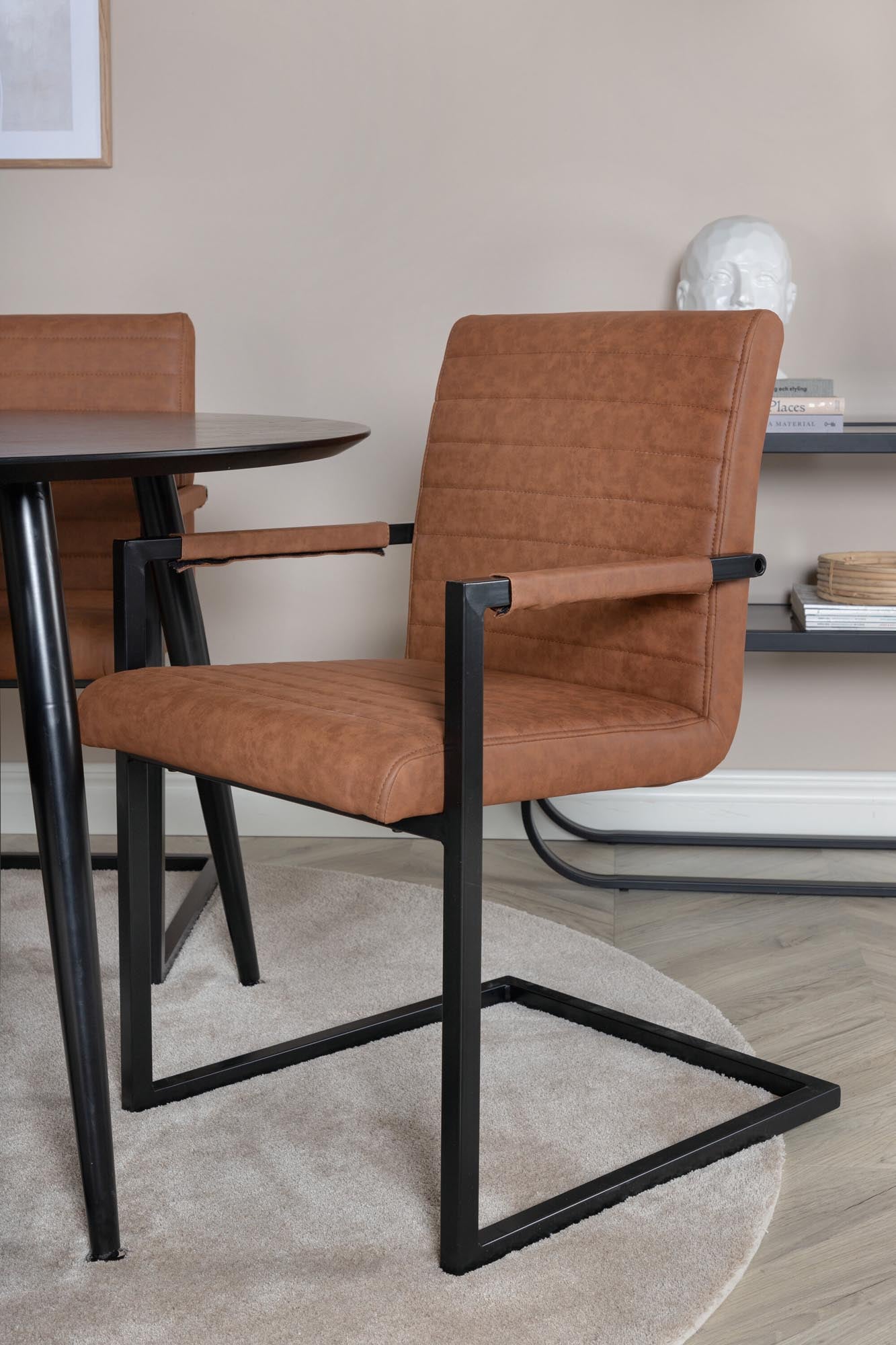 Dipp Esszimmerset + Art ⌀115cm/4St. in Schwarz Braun präsentiert im Onlineshop von KAQTU Design AG. Esszimmerset ist von Venture Home