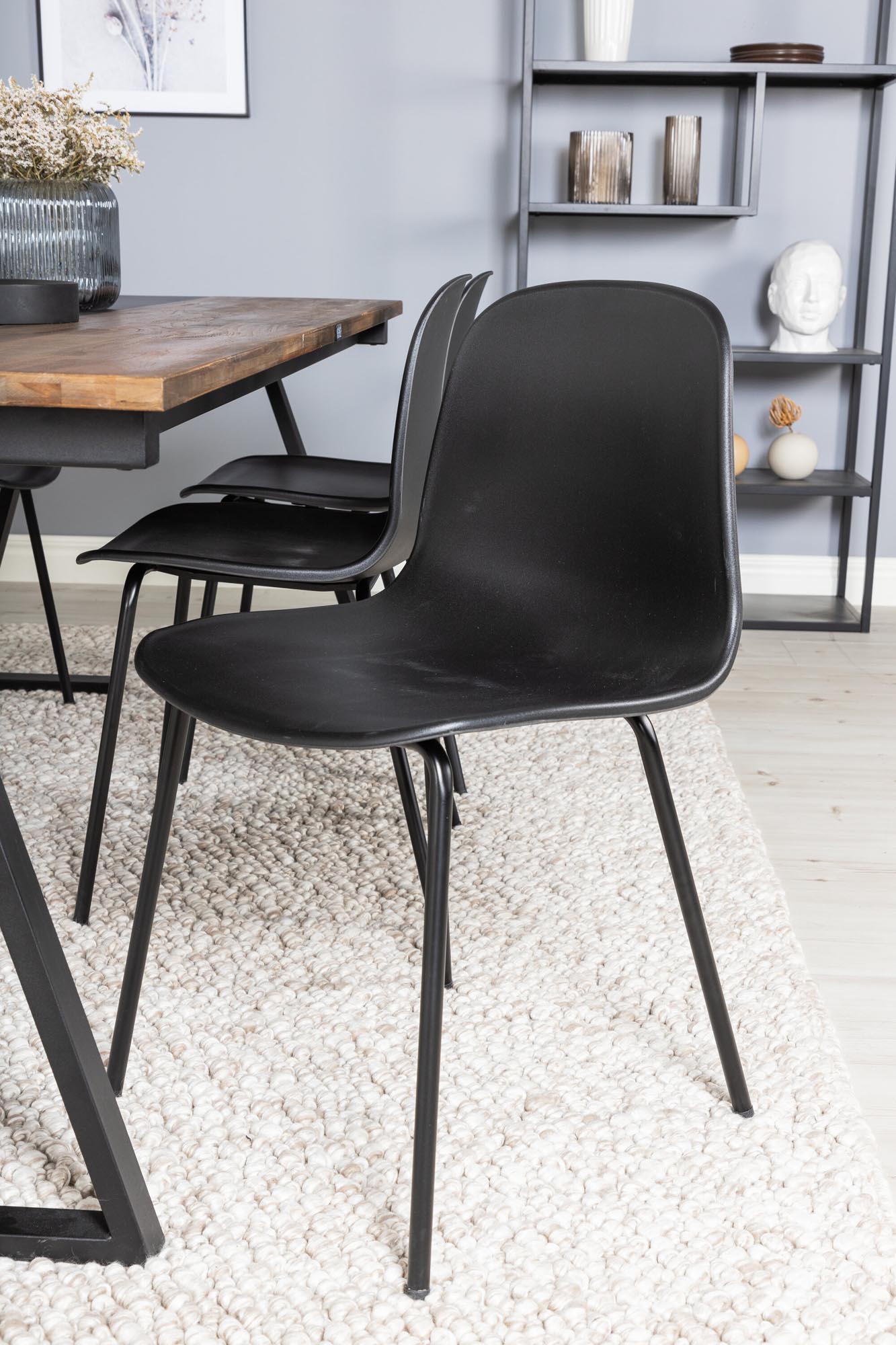 Stilvolles Jakarta Esszimmerset + Arctic 200cm/6St. von Venture Home: Komfort und Eleganz für gesellige Mahlzeiten.