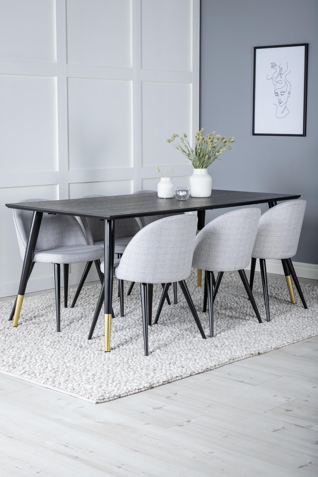 Entdecken Sie das Dipp Esszimmerset von Venture Home: Ein 180 cm langer Tisch und elegante Samtstühle für stilvolle Dinner und gemütliche Familienabende.