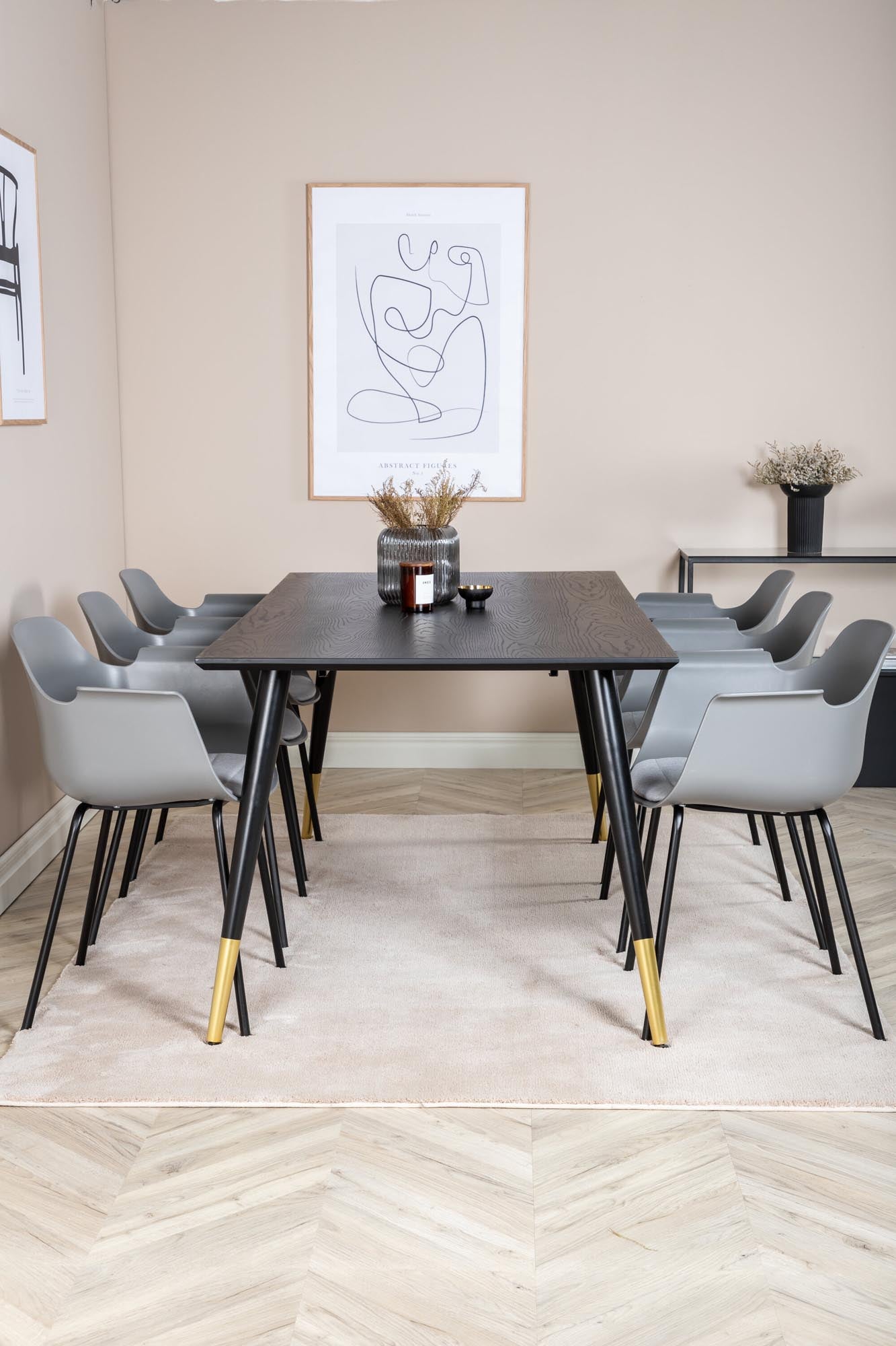 Entdecken Sie das Dipp Esszimmerset von Venture Home: Einladendes Design, hoher Komfort und Platz für gesellige Momente.