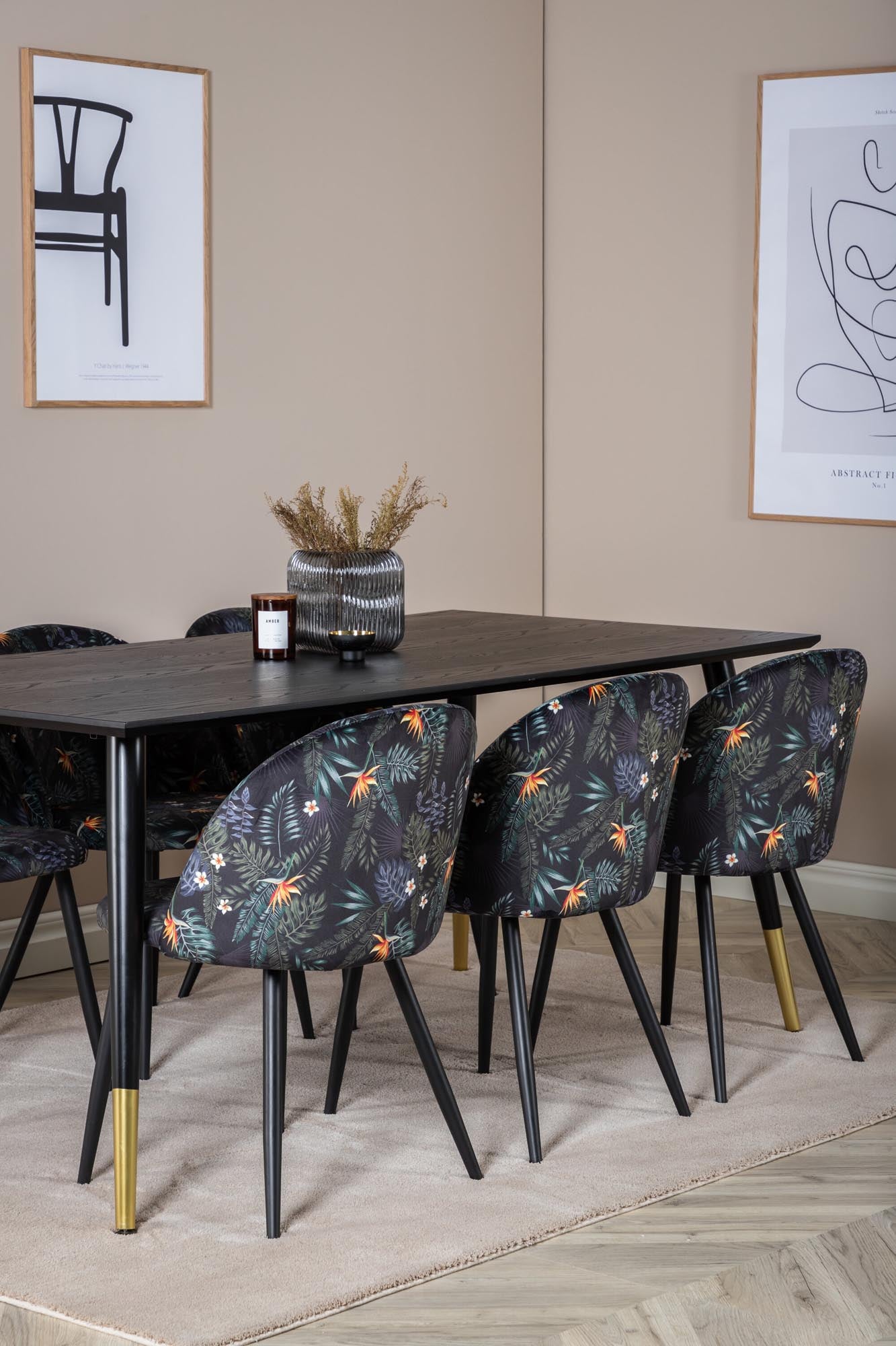 Dipp Esszimmerset + Velvet 180cm/6St. in Schwarz / Blumen präsentiert im Onlineshop von KAQTU Design AG. Esszimmerset ist von Venture Home