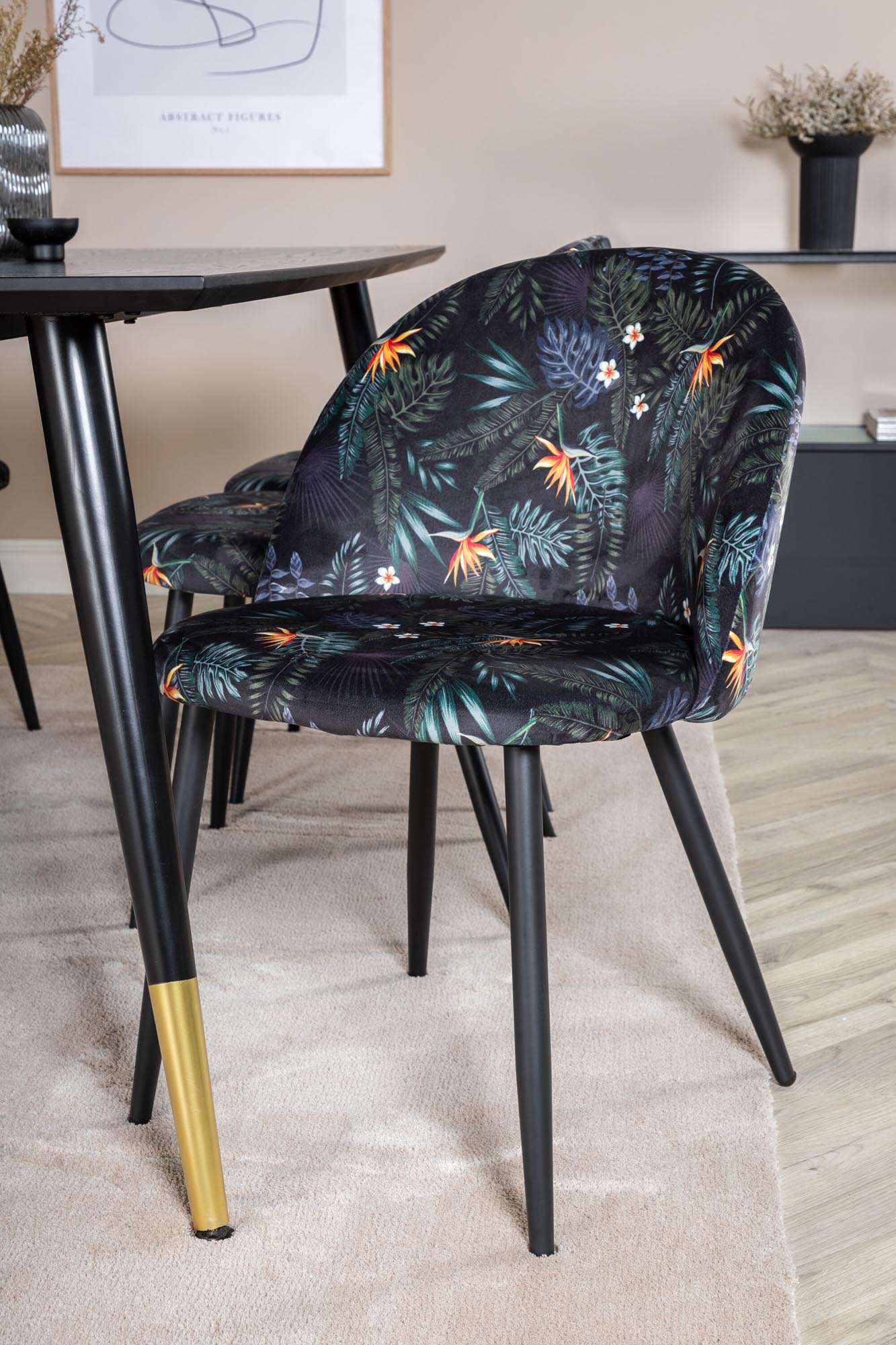 Dipp Esszimmerset + Velvet 180cm/6St. in Schwarz / Blumen präsentiert im Onlineshop von KAQTU Design AG. Esszimmerset ist von Venture Home