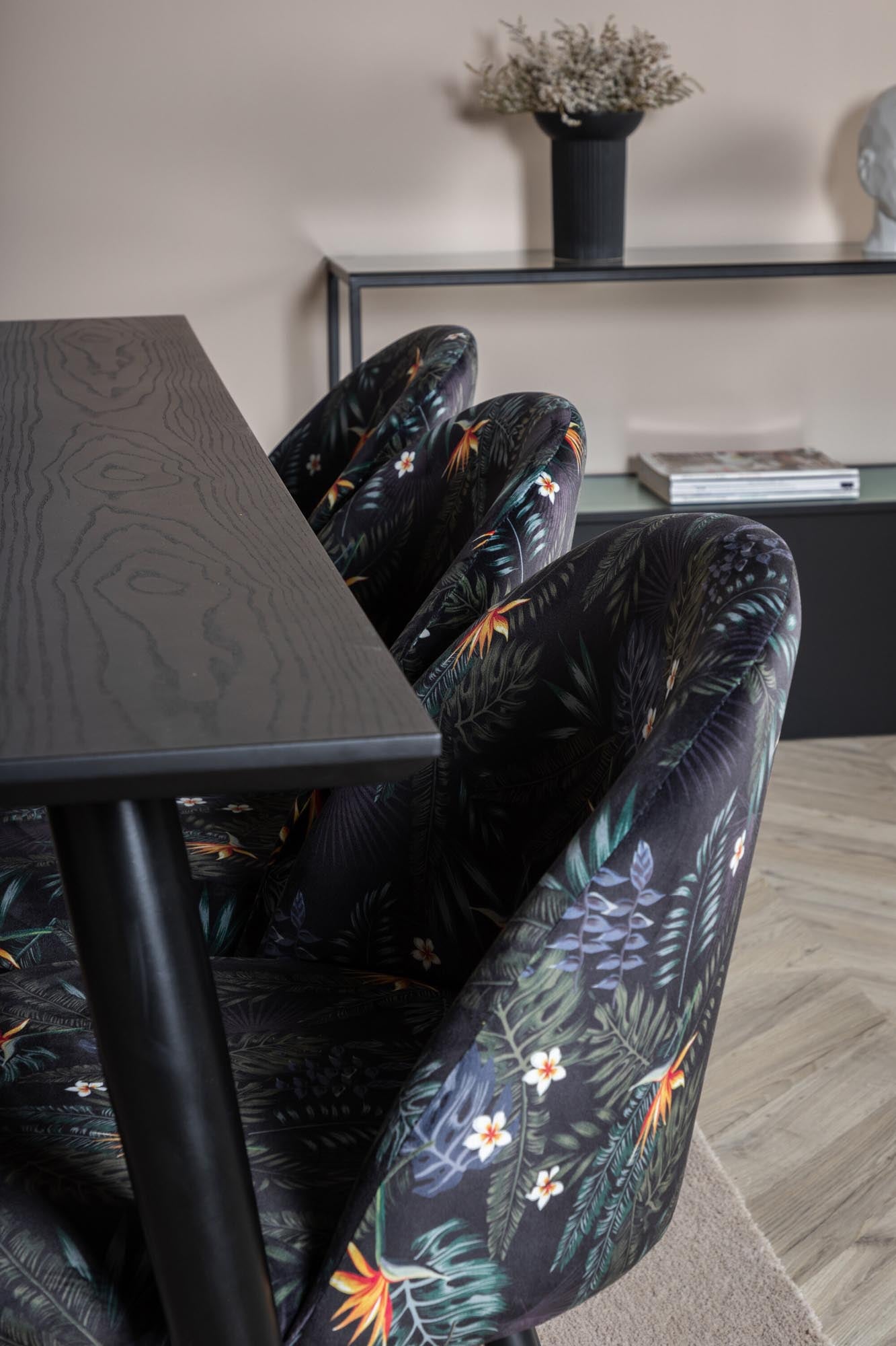 Dipp Esszimmerset + Velvet 180cm/6St. in Schwarz / Blumen präsentiert im Onlineshop von KAQTU Design AG. Esszimmerset ist von Venture Home