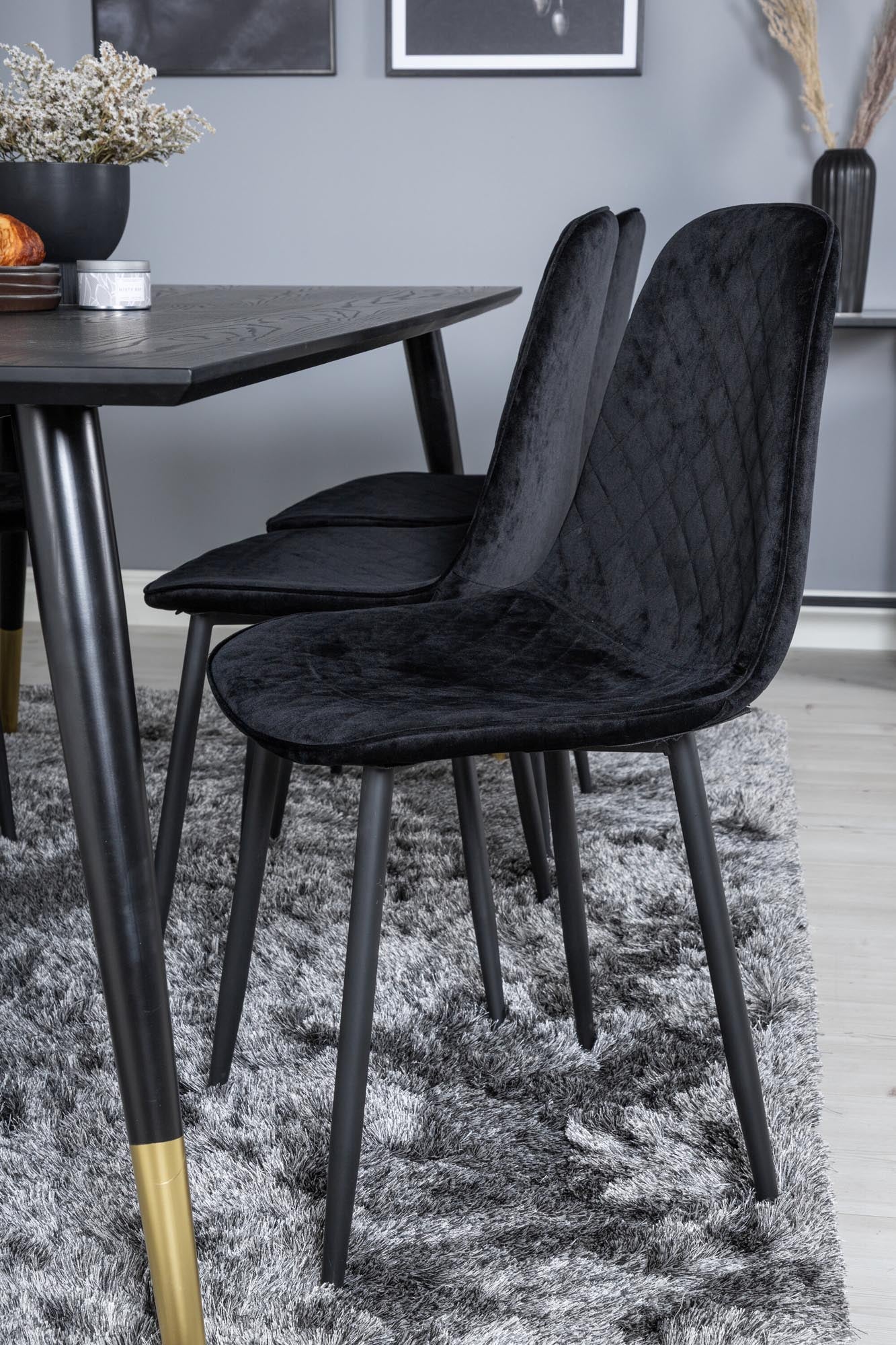 Entdecken Sie das stilvolle Dipp Esszimmerset von Venture Home: 180 cm Tisch und 6 elegante Samtstühle für Komfort und gesellige Runden.