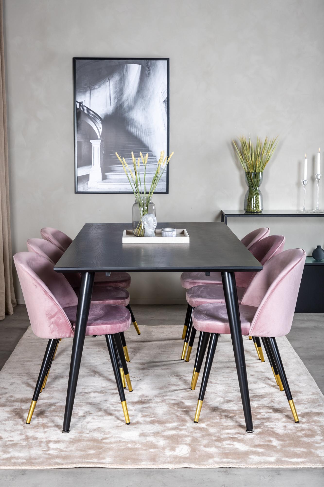 Entdecken Sie das Dipp Esszimmerset von Venture Home: Ein 180 cm langer Tisch und 6 luxuriöse Samt-Stühle vereinen Eleganz und Komfort für Ihr Zuhause.