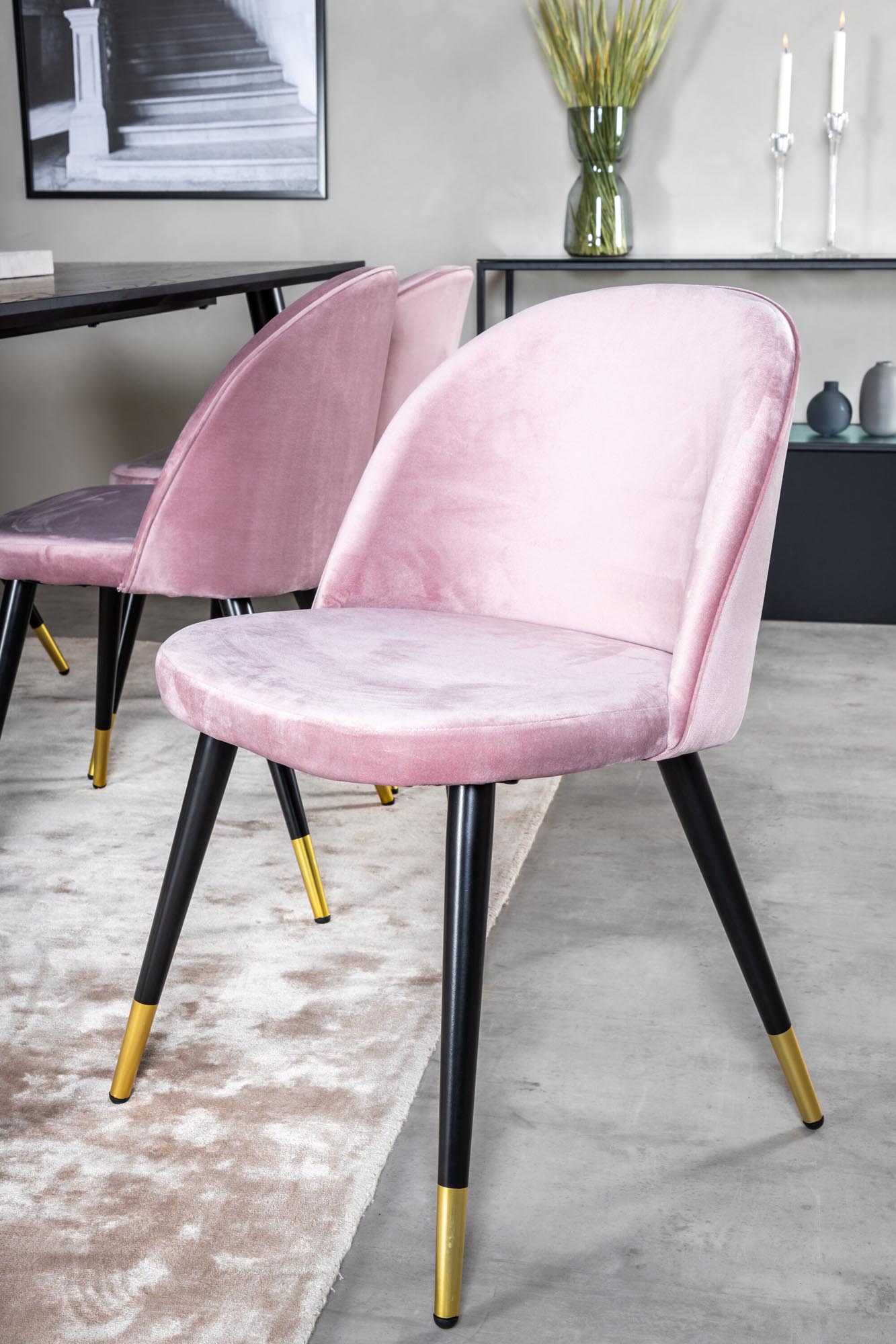 Stilvolles Dipp Esszimmerset 180 cm für 6 Personen, mit luxuriösen Samtstühlen von Venture Home. Perfekt für gemütliche Abende!