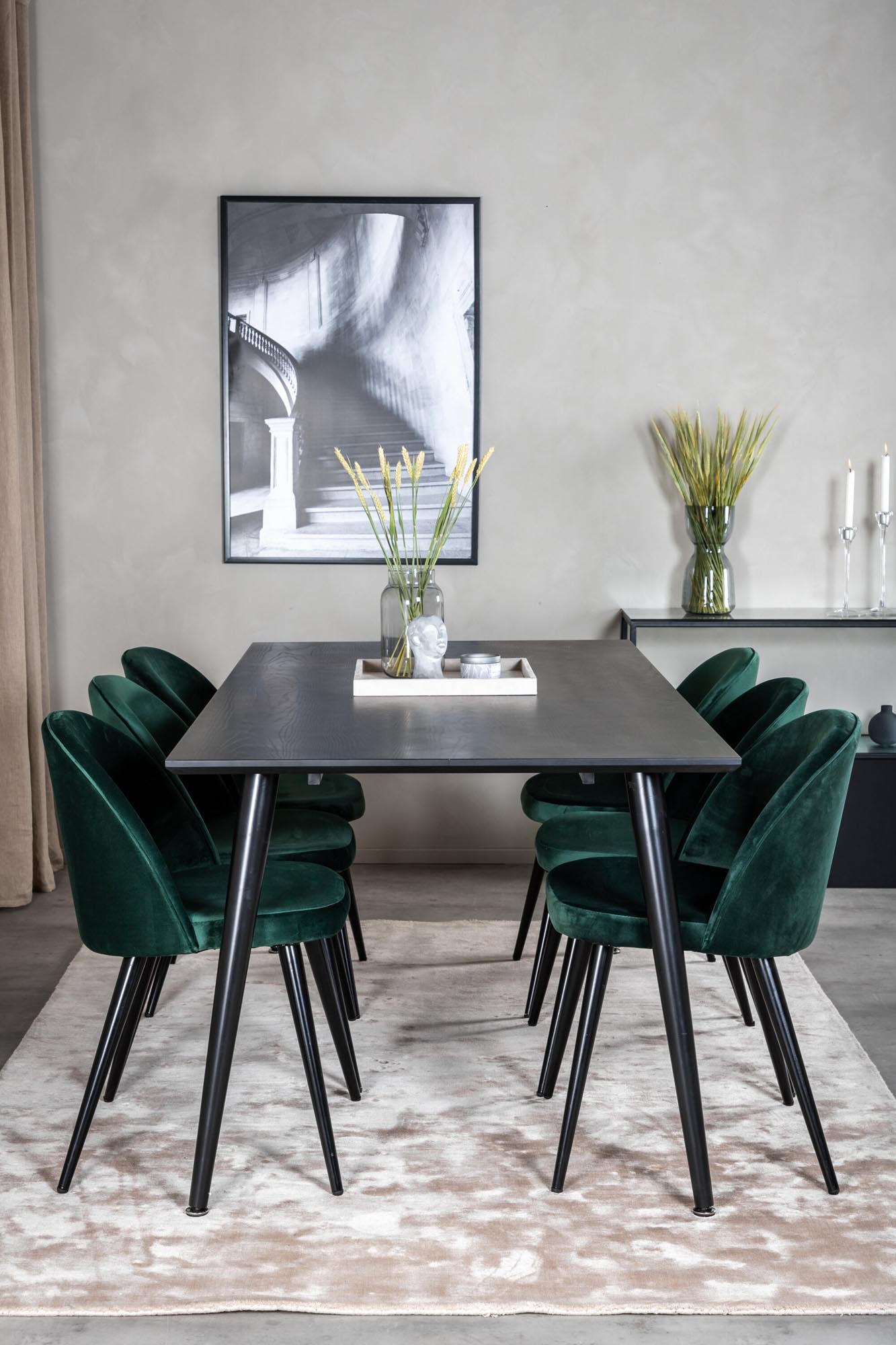 Entdecken Sie das Dipp Esszimmerset von Venture Home: Ein 180 cm langer Tisch und 6 luxuriöse Samt-Stühle vereinen Eleganz und Komfort für Ihr Zuhause.