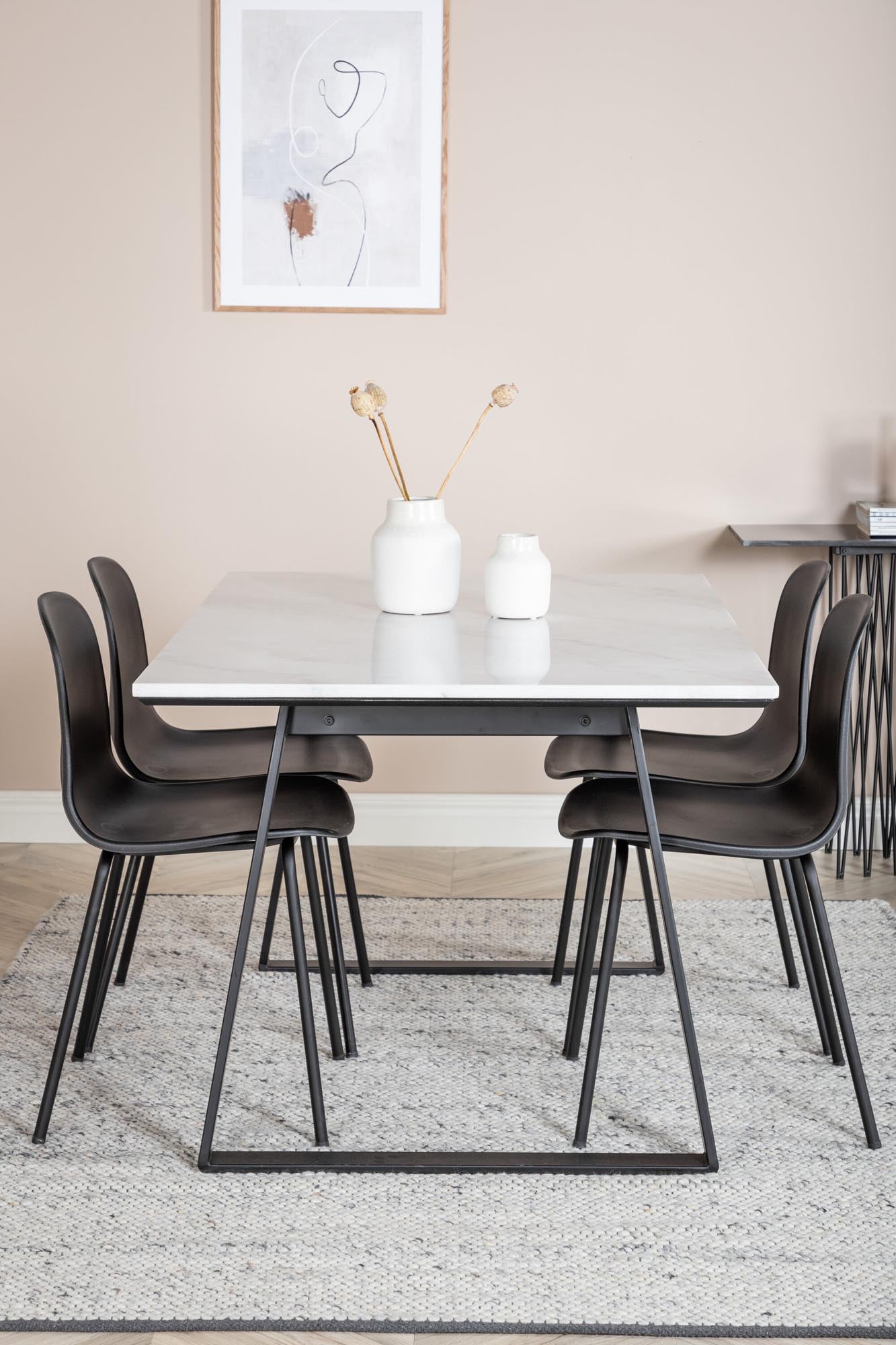 Modernes Esszimmerset mit 140cm Tisch und 4 Arctic Stühlen. Stilvoll, langlebig, pflegeleicht. Perfekt für gesellige Abende.