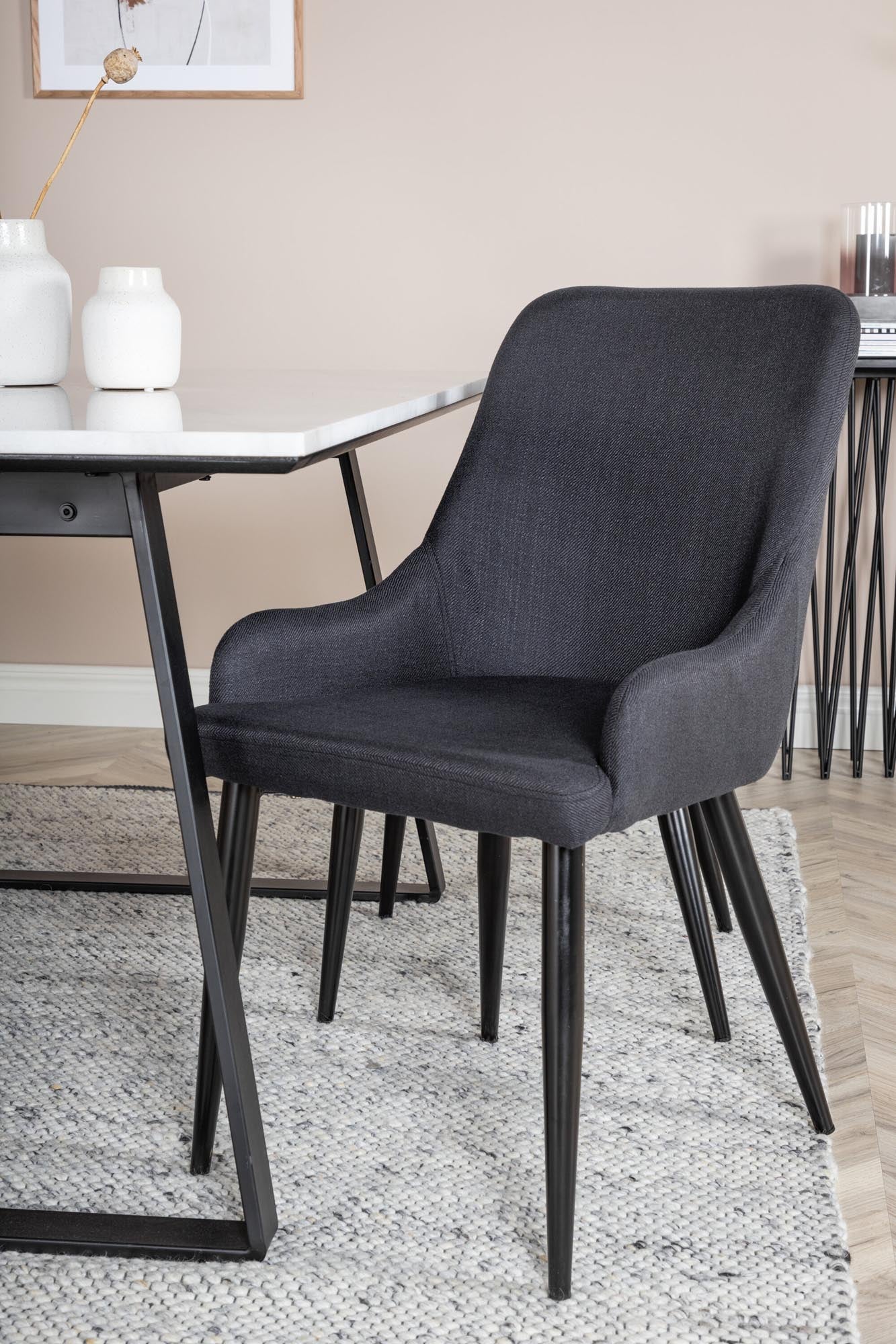 Erleben Sie das Estelle Esszimmerset von Venture Home: Eleganter Tisch und komfortable Stühle für unvergessliche Essmomente in modernem Design.