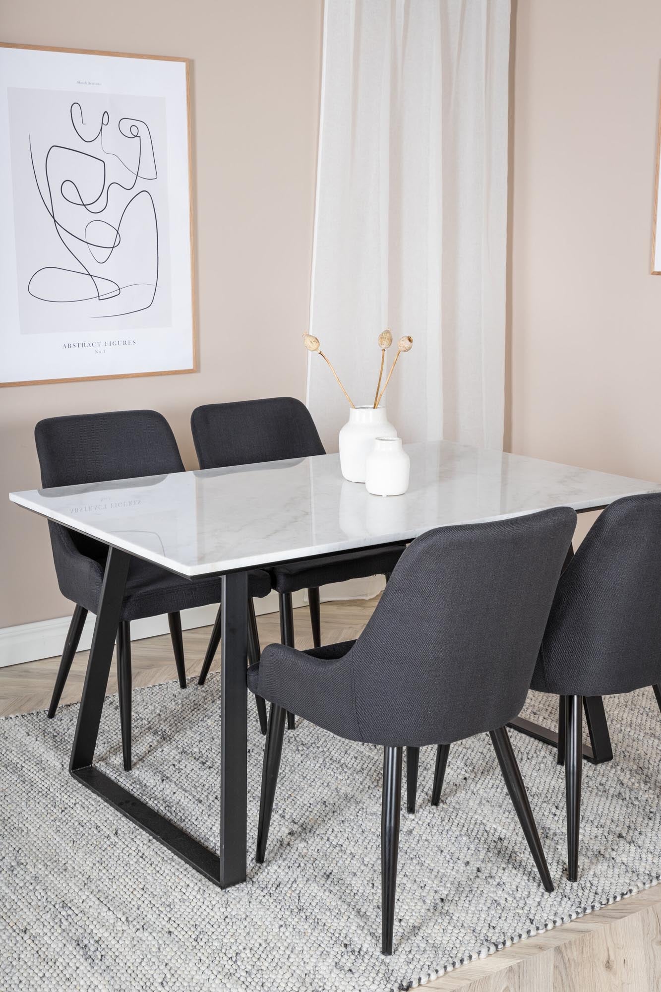 Entdecken Sie das Estelle Esszimmerset von Venture Home: Moderner Esstisch und stilvolle Stühle für einladende Mahlzeiten und gemütliche Abende.