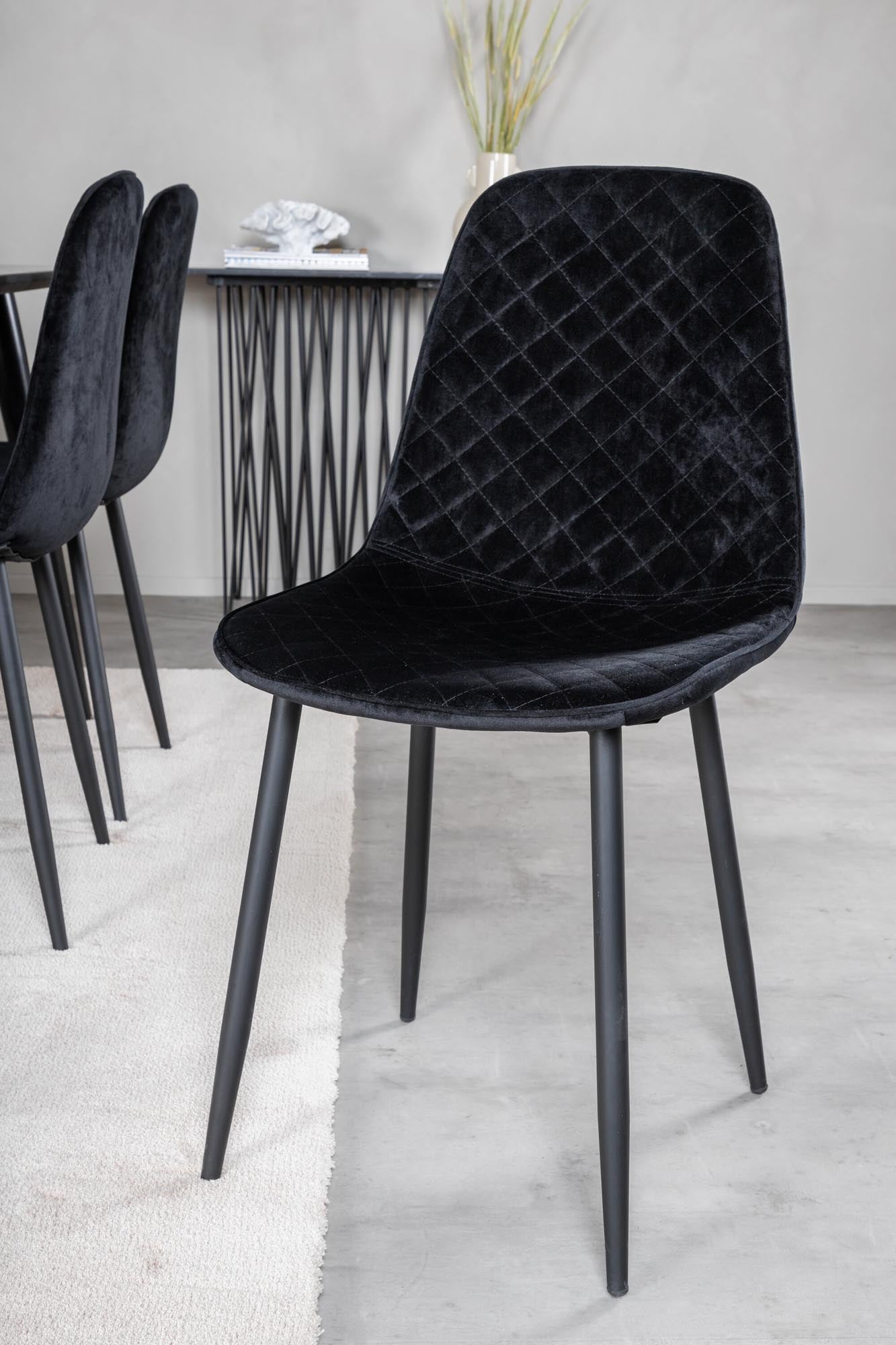 Entdecken Sie das Dipp Esszimmerset von Venture Home: 180 cm Tisch und 6 elegante Samtstühle für stilvolle Essensmomente und höchsten Komfort.