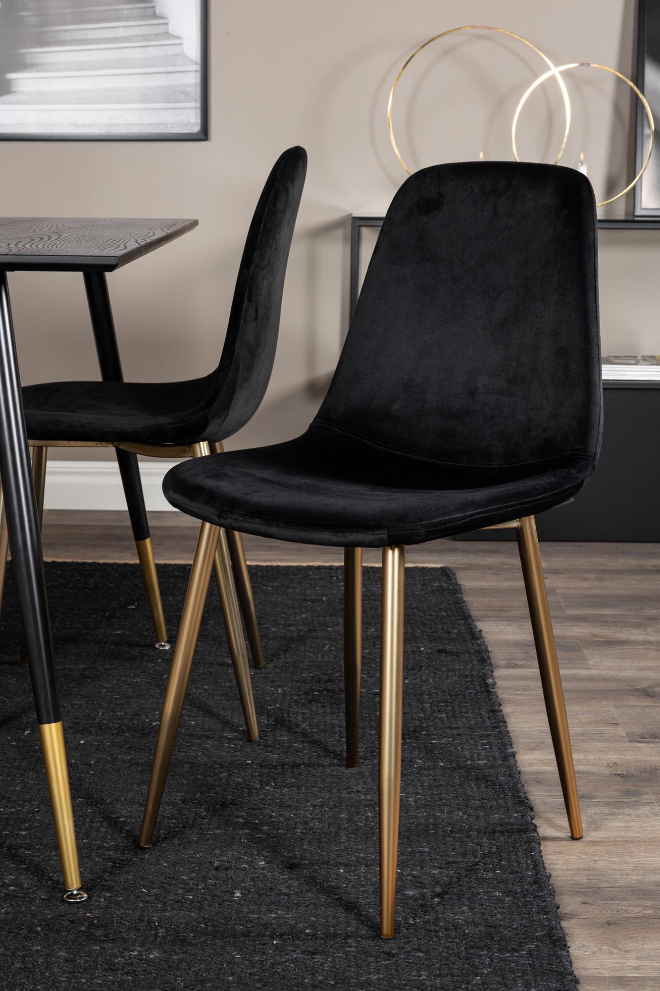 Dipp Esszimmerset + Polar 120cm/4St. in Schwarz / Gold präsentiert im Onlineshop von KAQTU Design AG. Esszimmerset ist von Venture Home