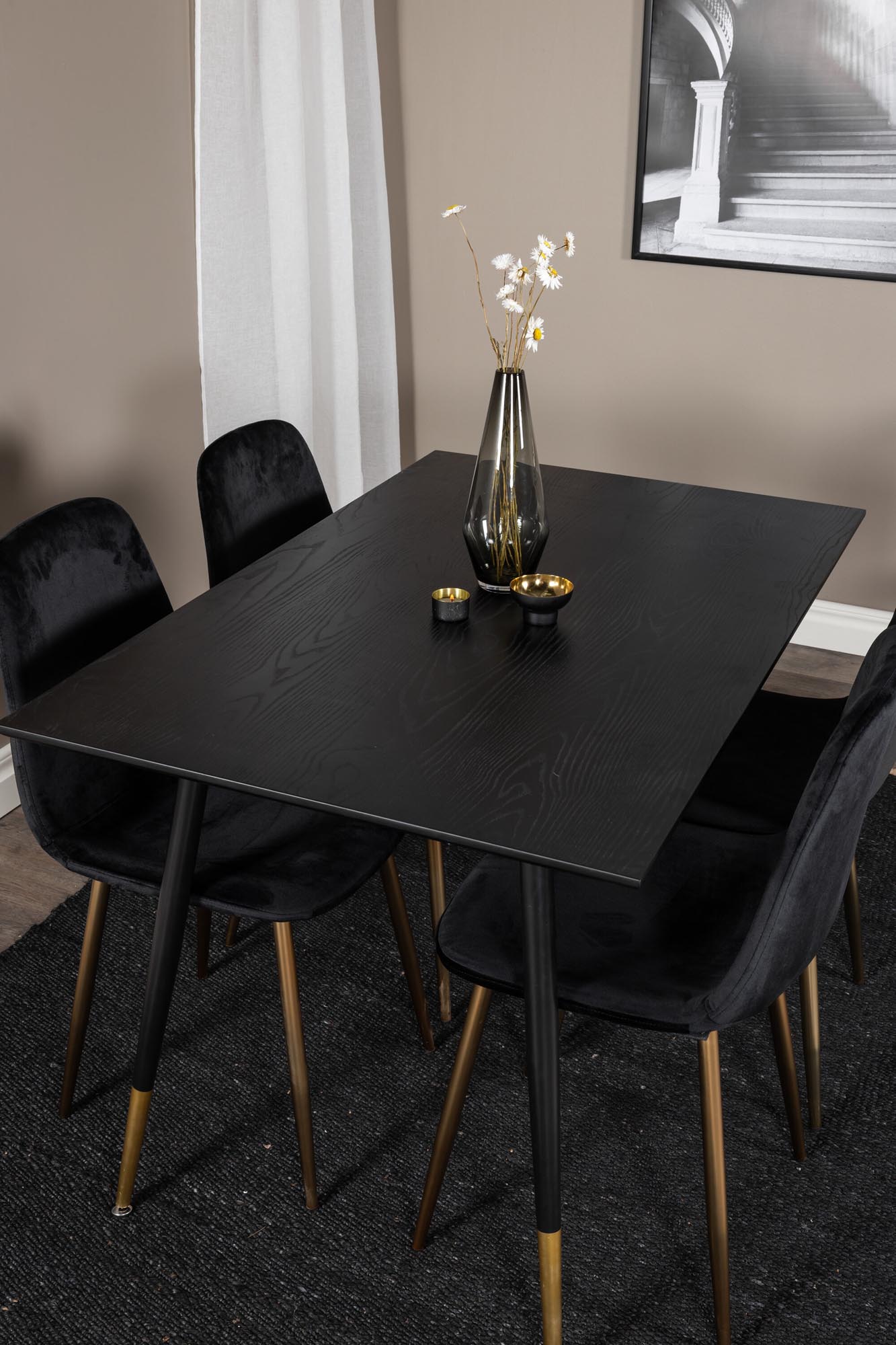 Entdecken Sie das Dipp Esszimmerset von Venture Home: Ein eleganter 120 cm Tisch mit 4 komfortablen Samtstühlen, perfekt für gesellige Abende.