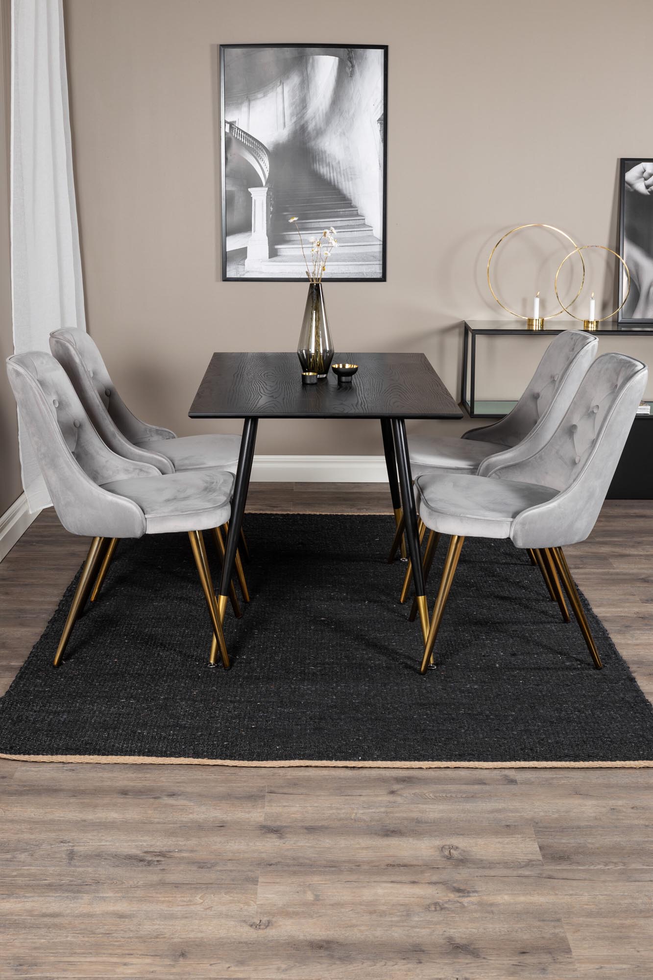 Stilvolles Dipp Esszimmerset mit 120 cm Tisch und luxuriösen Velvet-Stühlen. Perfekt für gesellige Abende und elegantes Ambiente.