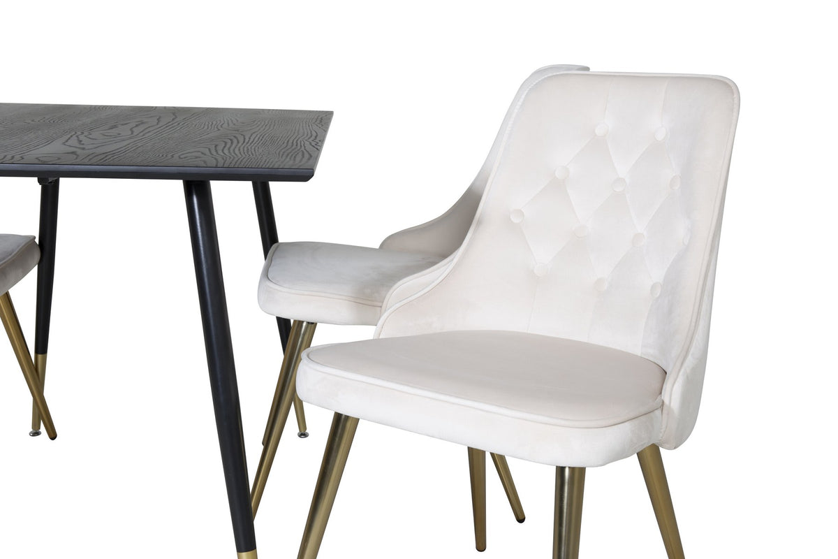 Rechteckiger Esstisch mit schwarzer MDF-Tischplatte und Stahlbeinen, daneben zwei gepolsterte Stühle in Beige mit Messing-Gestell.