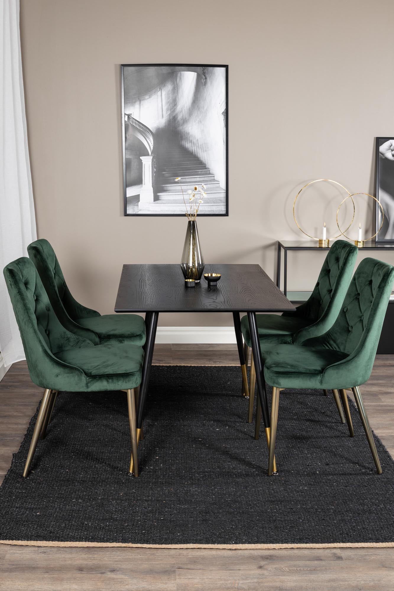 Modernes Esszimmerset mit 120 cm Tisch und luxuriösen Samtstühlen, perfekt für festliche Dinner und entspannte Momente mit Freunden.