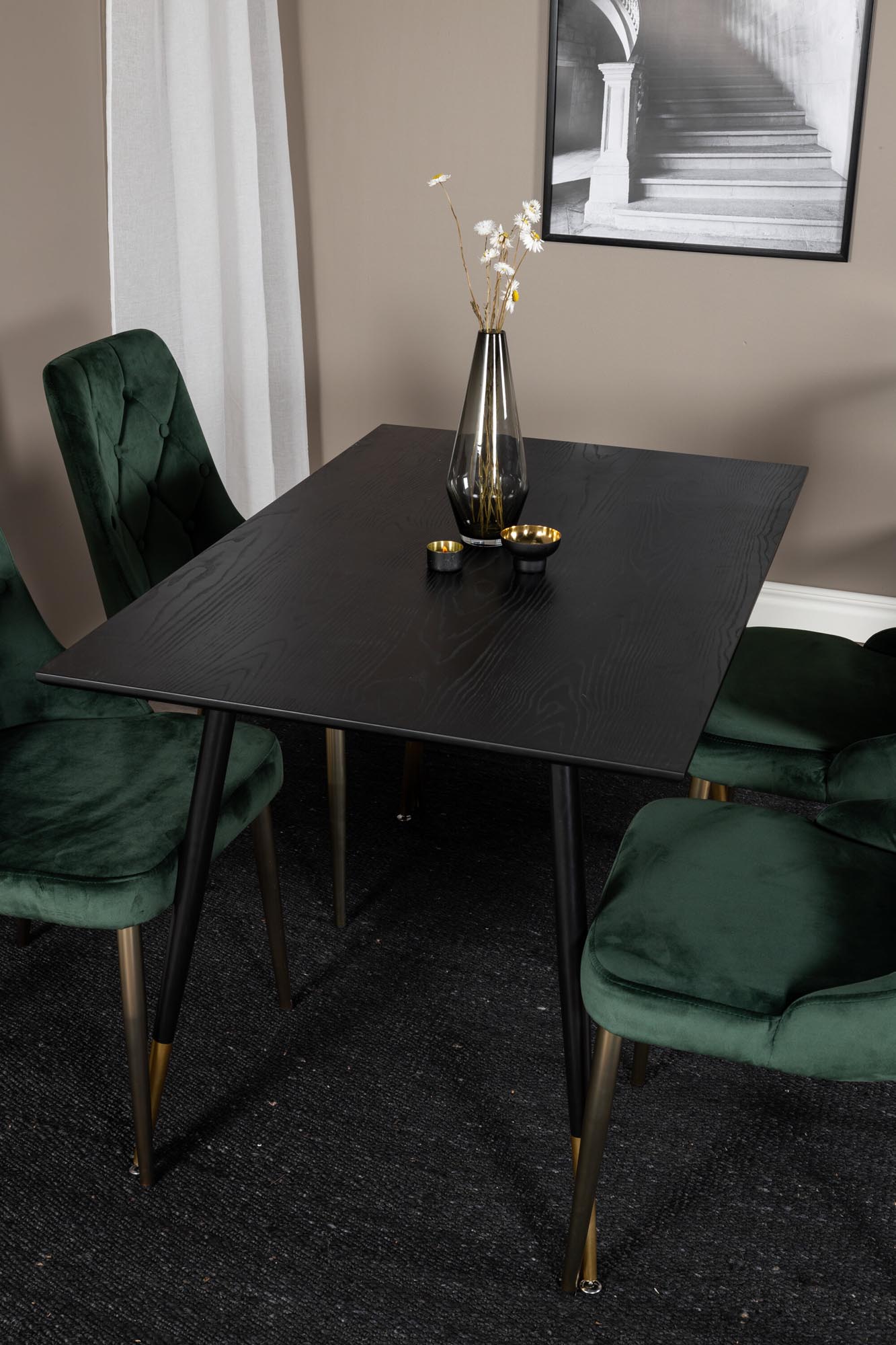 Elegantes Esszimmerset mit Samtstühlen für stilvolle und komfortable Dinnerabende.