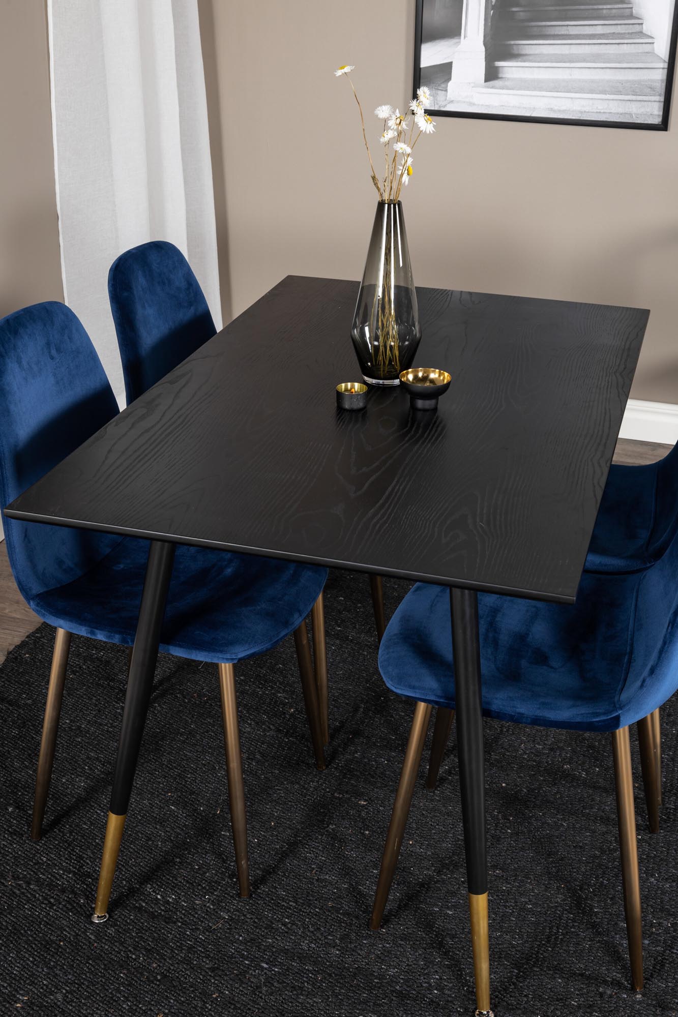 Stilvolles Dipp Esszimmerset mit luxuriösen Samtstühlen von Venture Home. Perfekt für gesellige Abende und elegantes Ambiente.